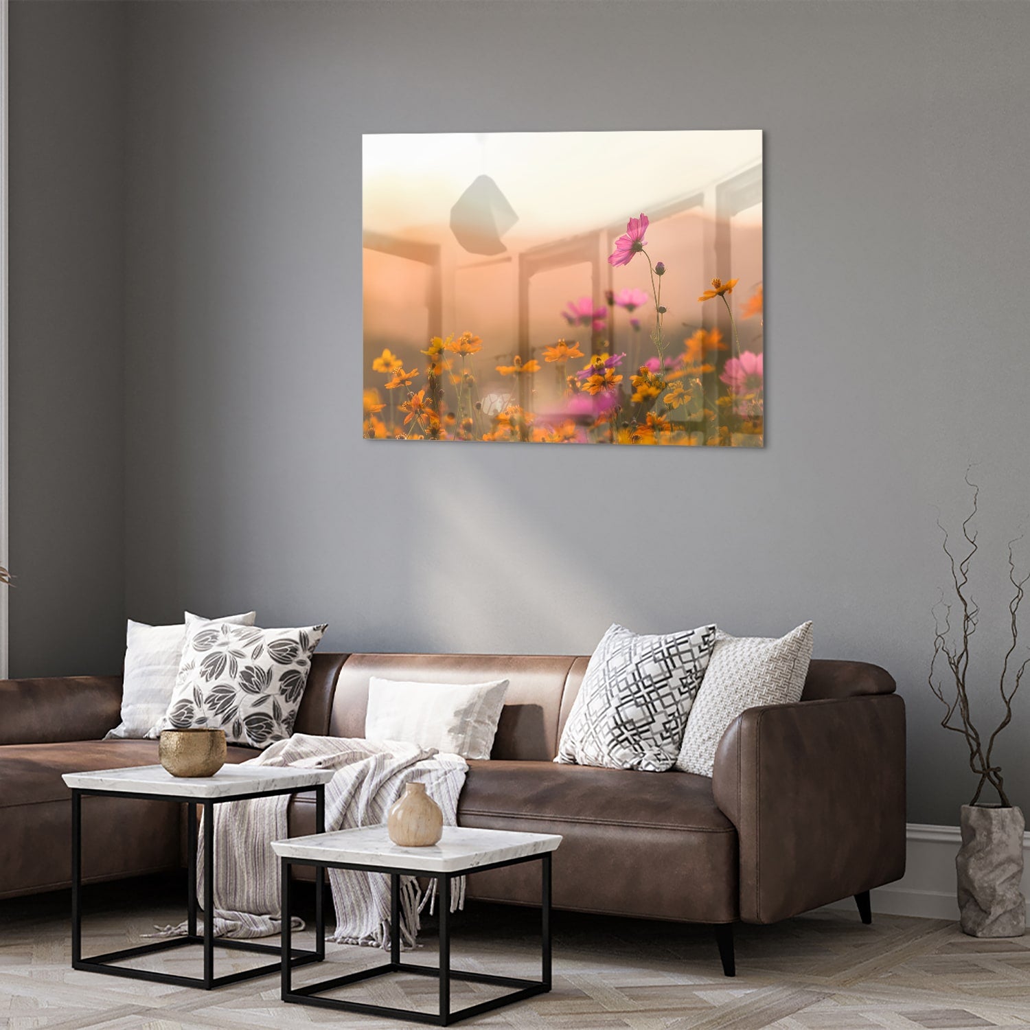 Glazen schilderij met kleurrijke bloemen tegen een pastelachtergrond.