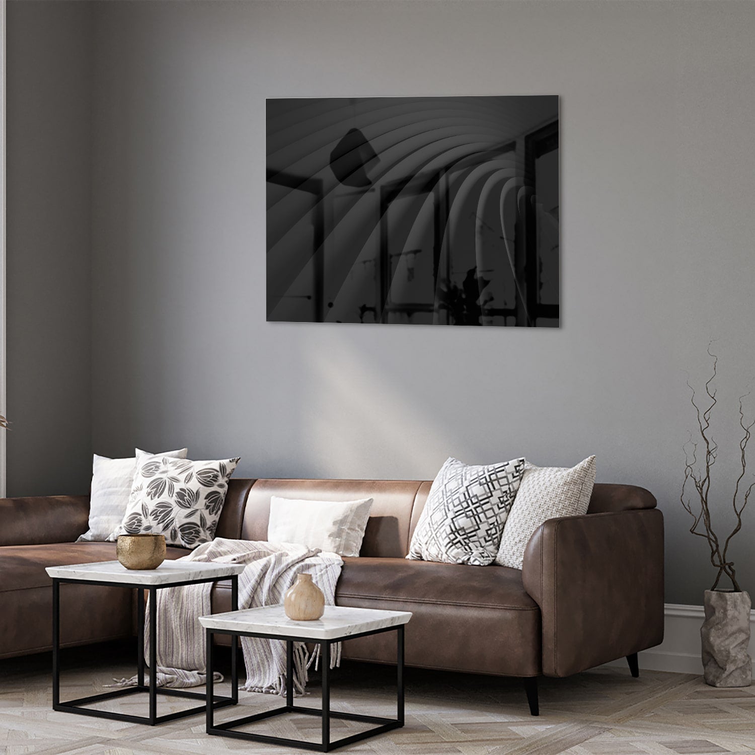 Zwart glazen schilderij aan de muur in een modern interieur