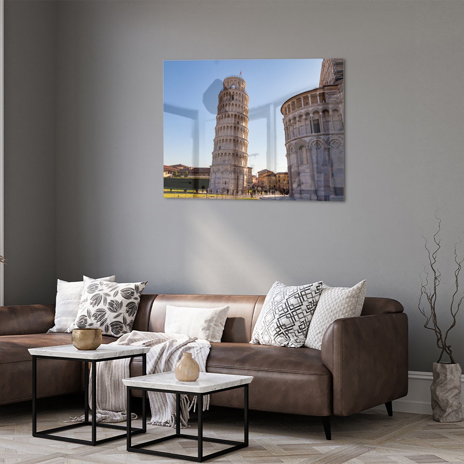 Glazen schilderij van de Toren van Pisa in een stijlvolle woonkamer.