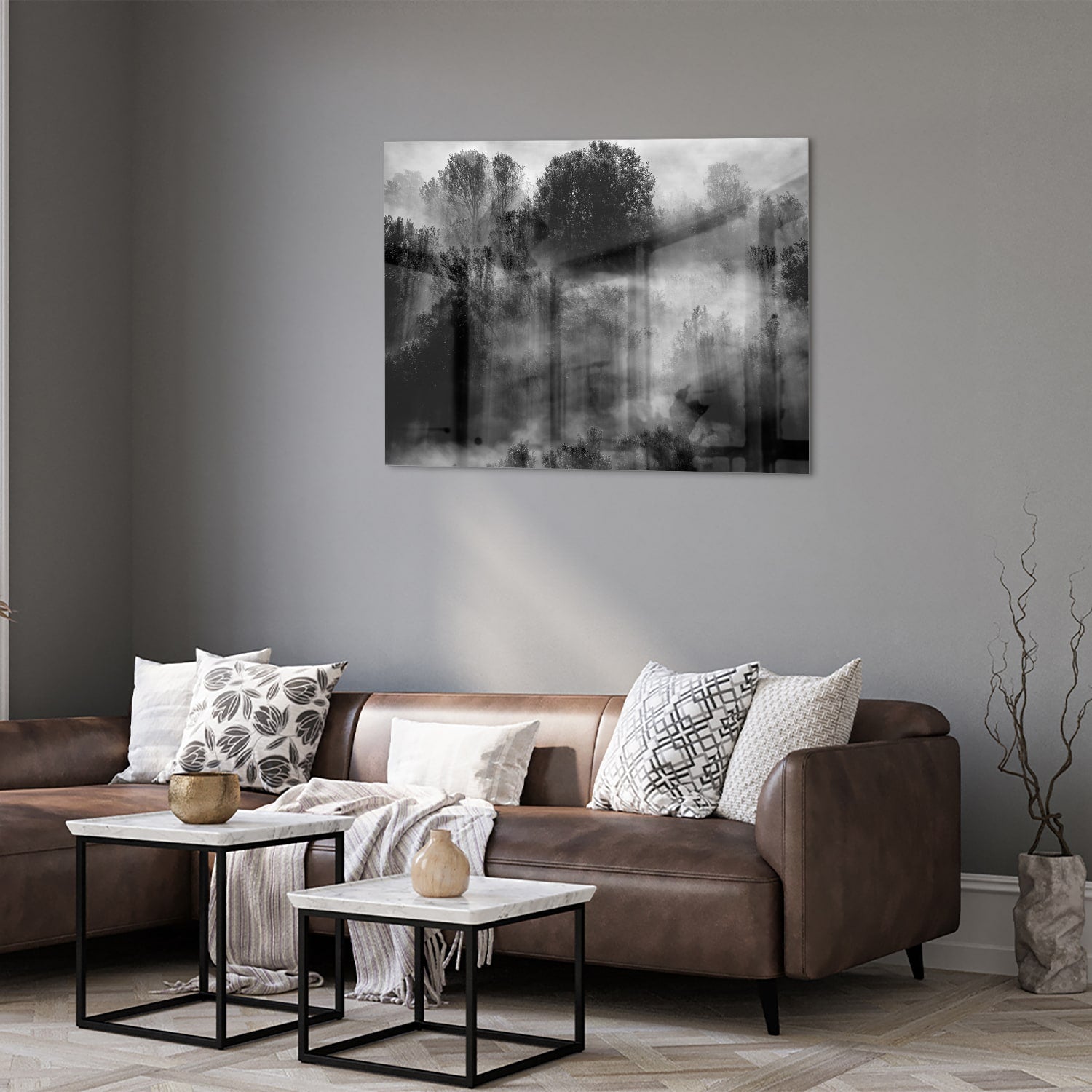 Glazen schilderij met een abstract zwart-wit landschap van bomen in de mist.