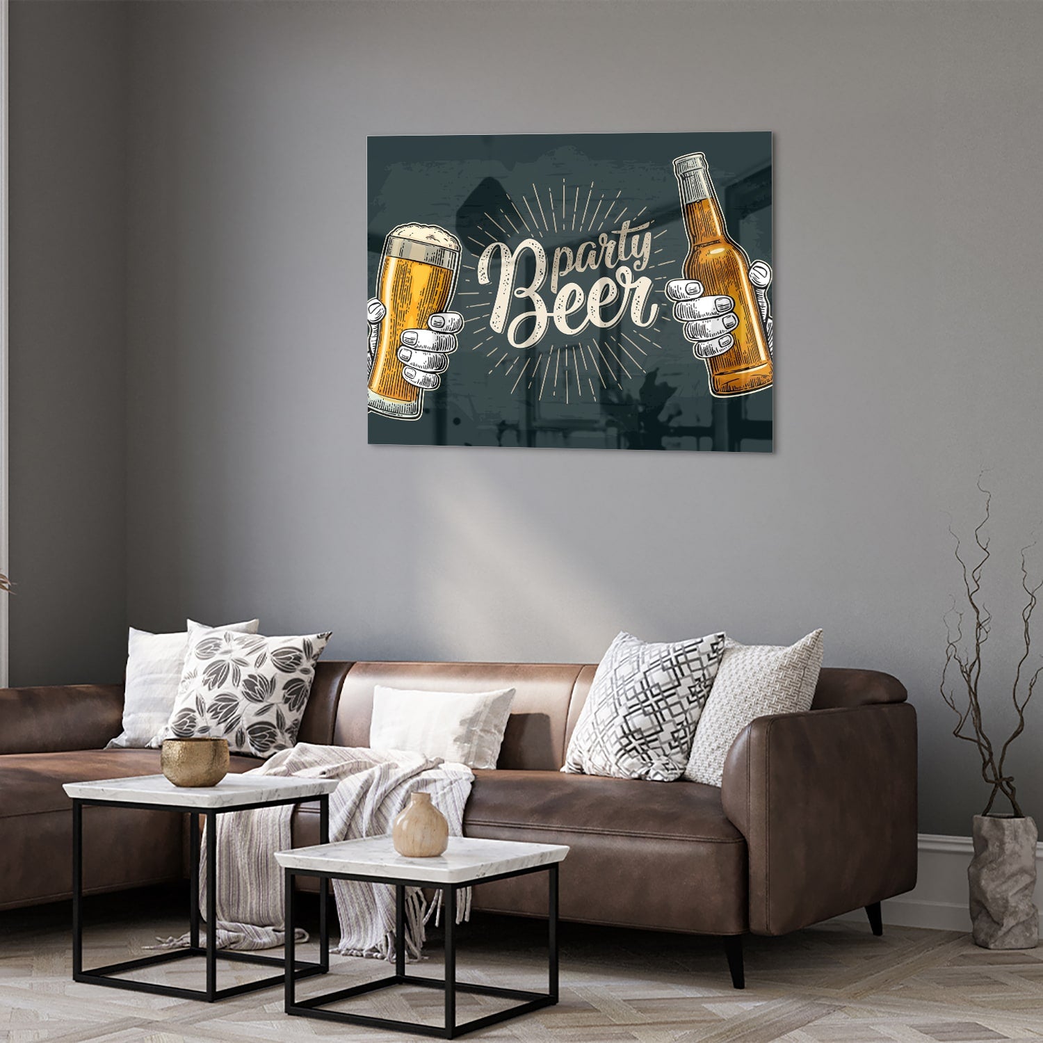 Feestelijk glazen schilderij met twee handen die bier vasthouden.
