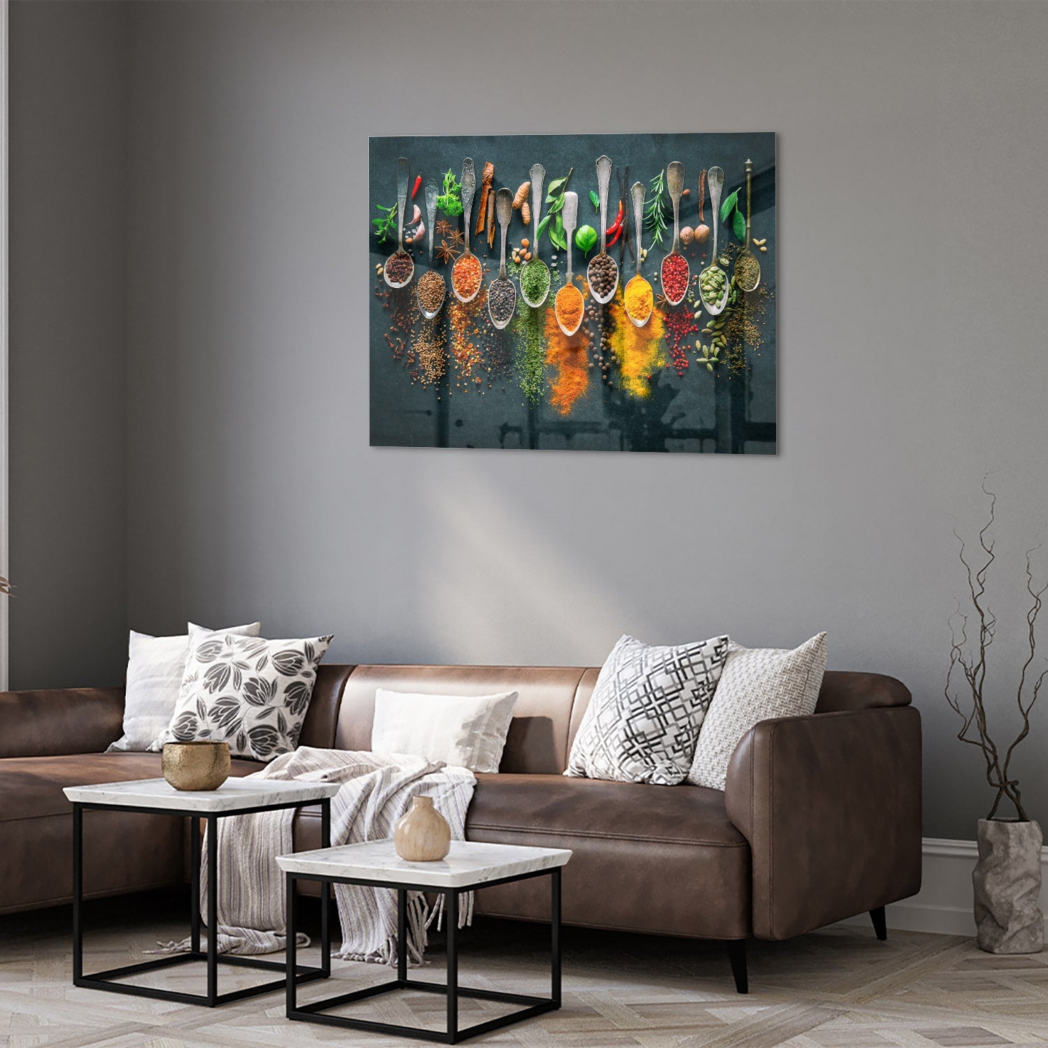 Glazen schilderij met een assortiment kleurrijke specerijen en kruiden, perfect voor keukeninrichting.