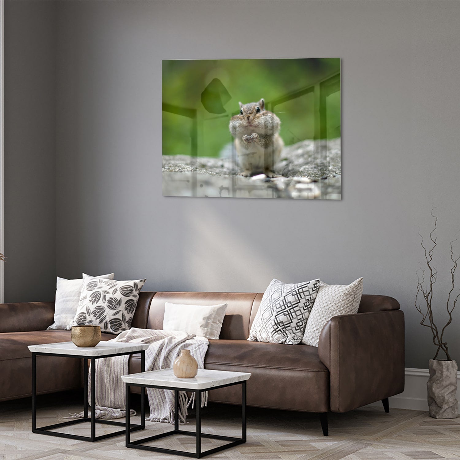Glazen schilderij van een eekhoorn met een noot in zijn hand