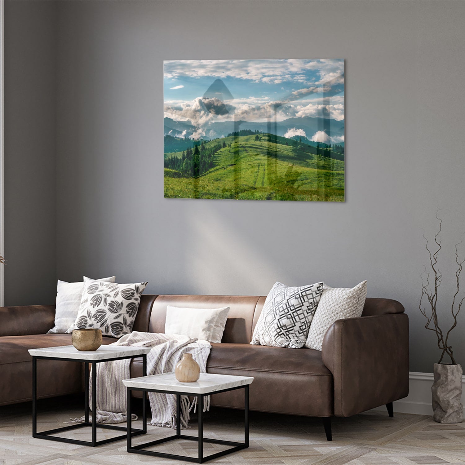 Glas schilderij van een prachtig berglandschap met groene heuvels en bergen.