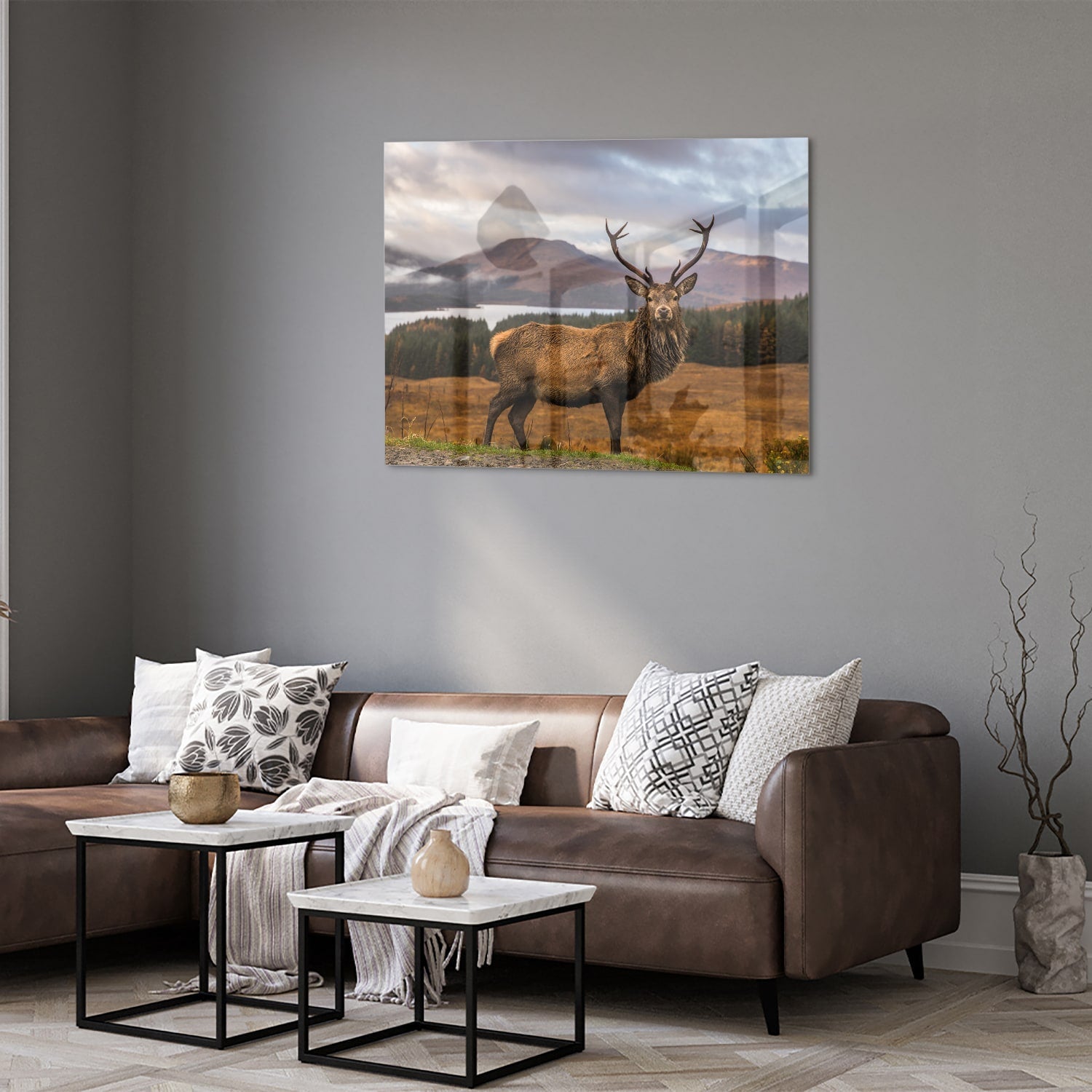 Glazen schilderij van een hert op een natuurlijke achtergrond.