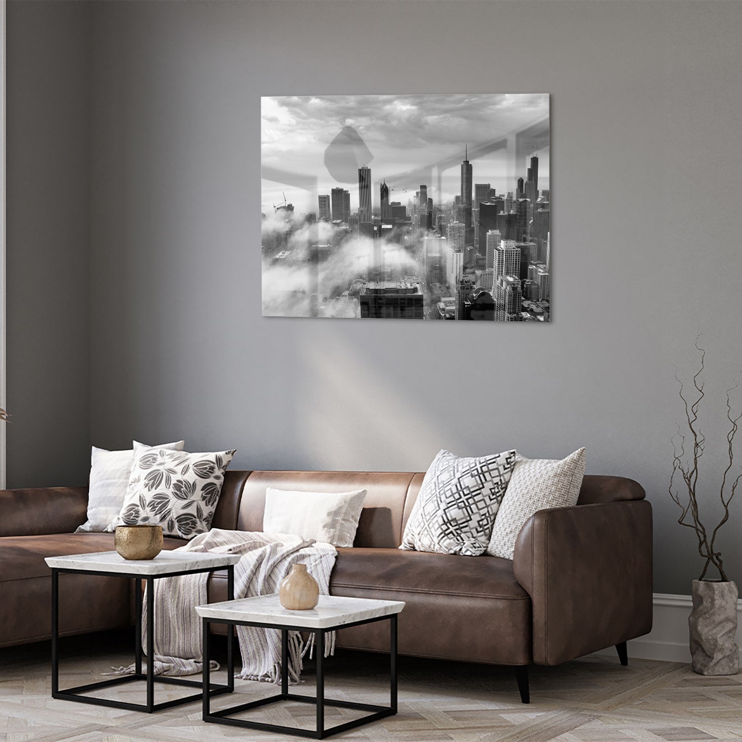 Glazen schilderij van een stads skyline in zwart-wit met wolken.