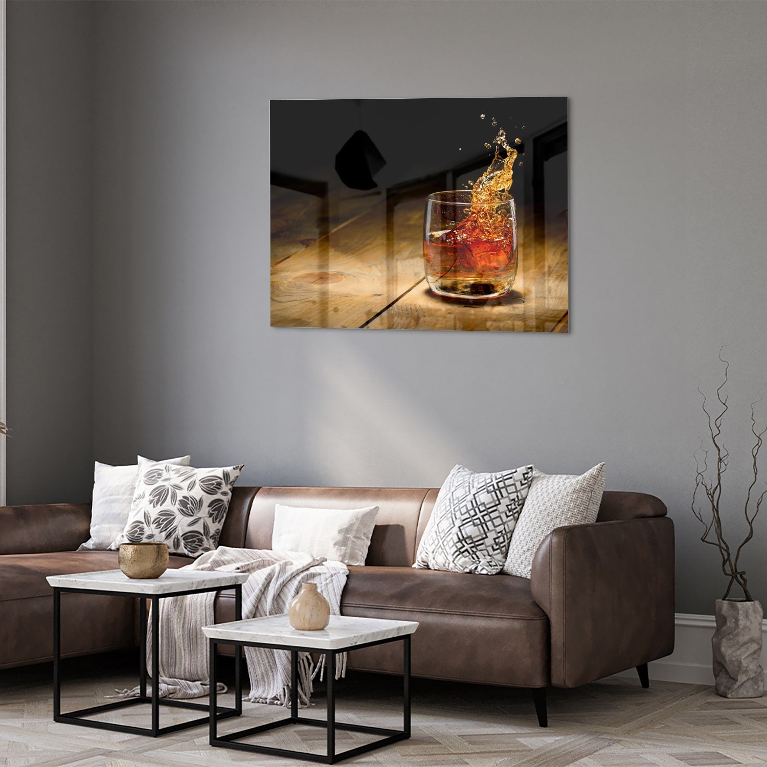 Glazen schilderij met een glas en spetterende drank op een houten tafel.