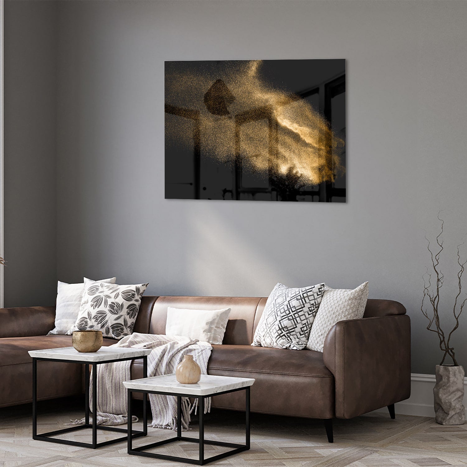 Glazen schilderij met een gouden hand op een zwarte achtergrond.