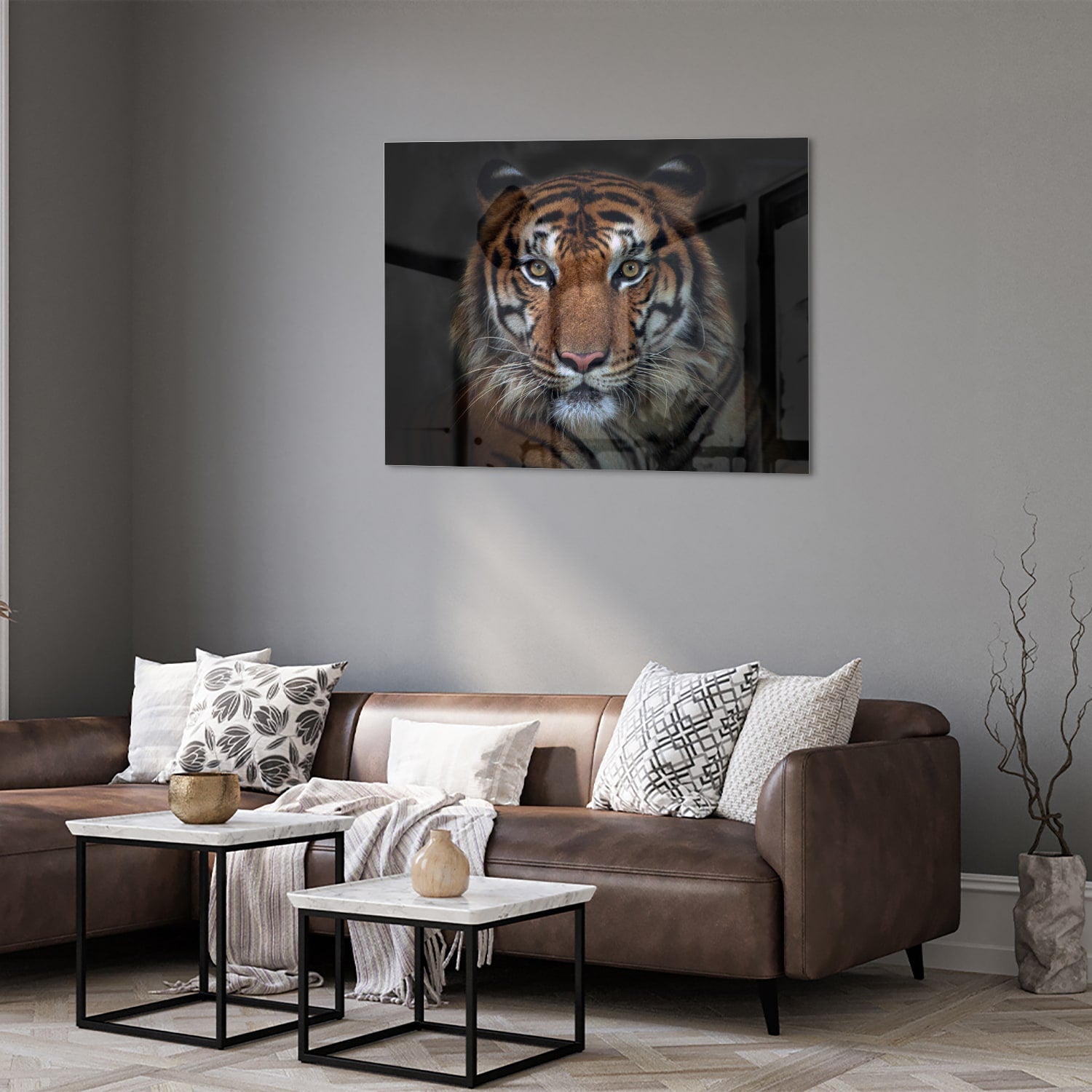 Glazen schilderij van een tijger, mooi weergegeven in een moderne woonkamer.