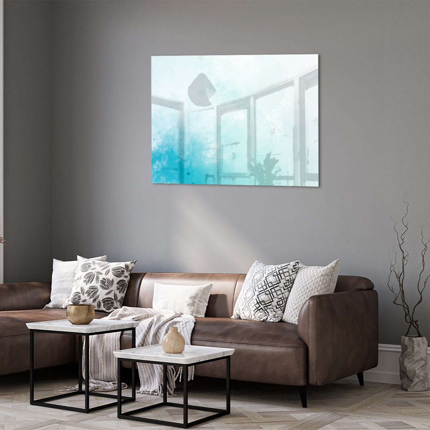 Abstract glazen schilderij met blauwe en turquoise tinten aan de muur.
