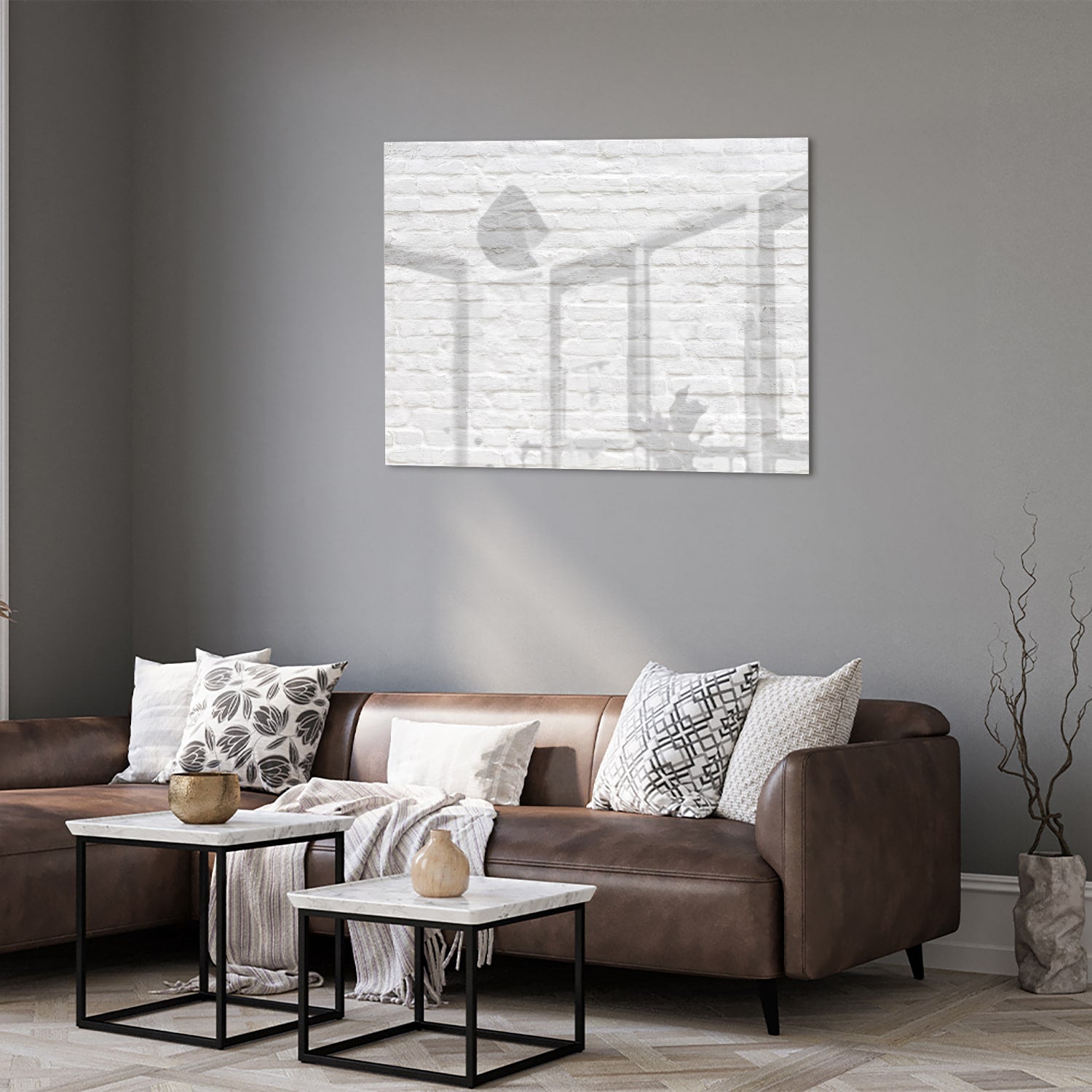 Glazen schilderij met witte bakstenen textuur aan de muur in moderne woonkamer.