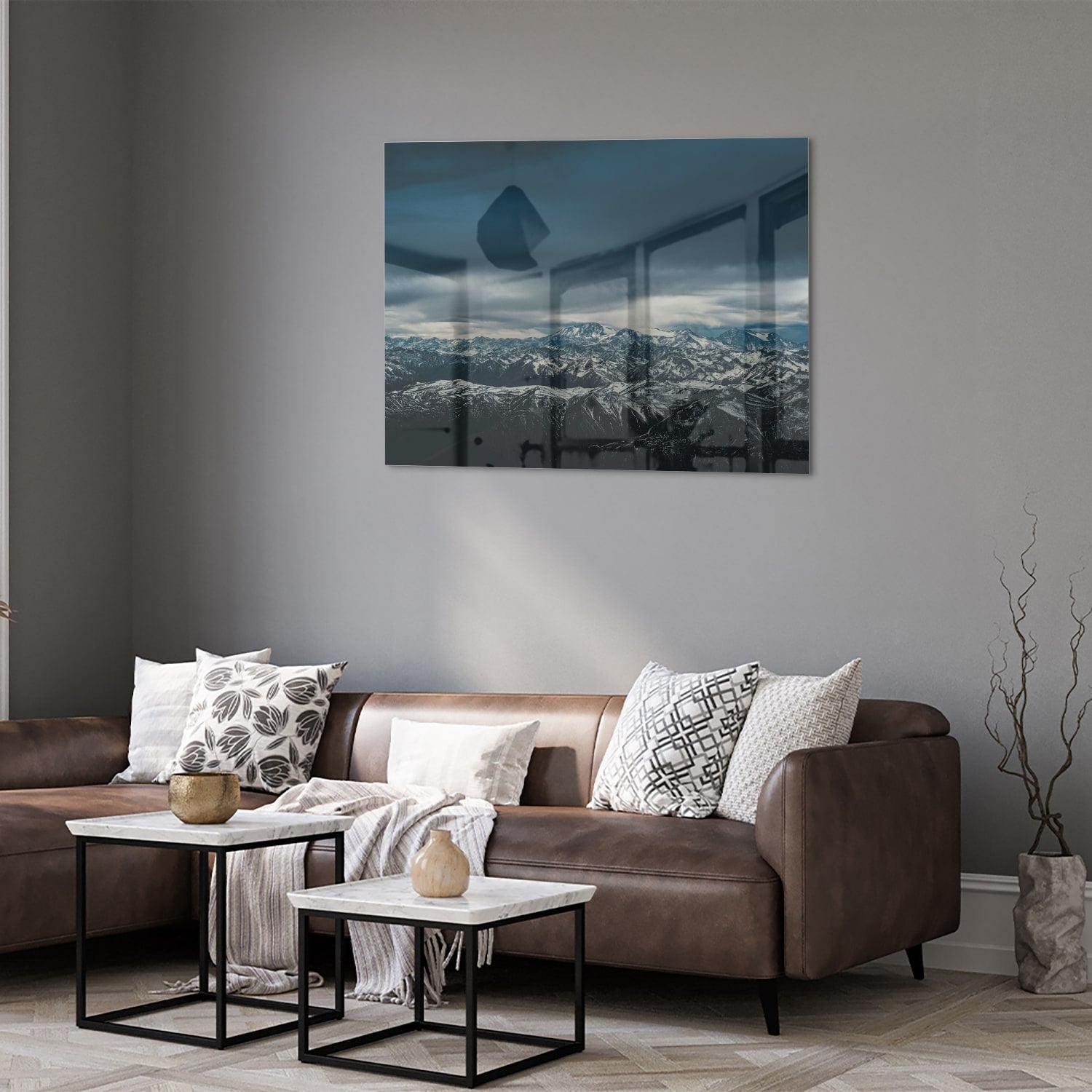 Glazen schilderij van een majestueus berglandschap met sneeuwtoppen