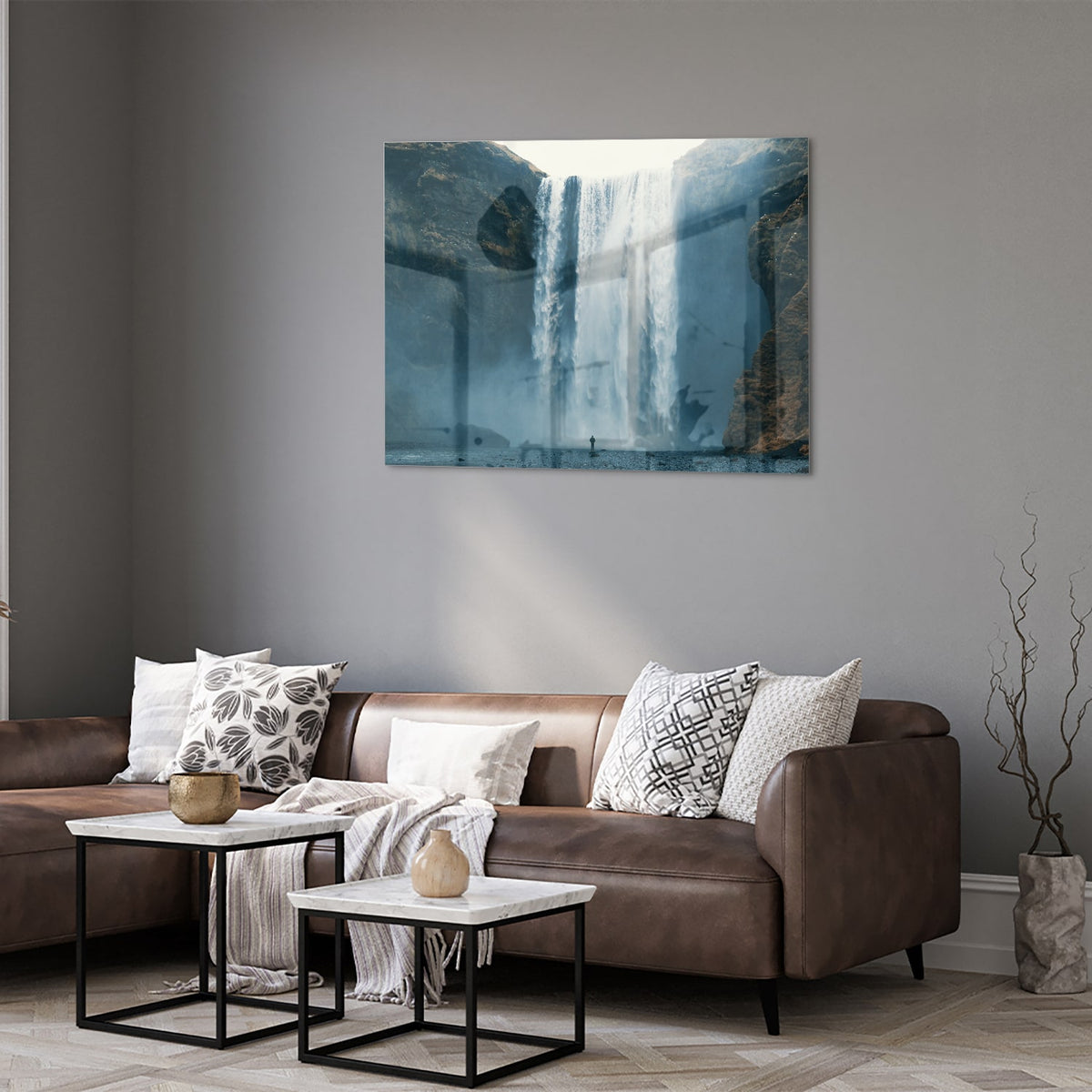 Glazen schilderij van een waterval in een moderne woonkamer.
