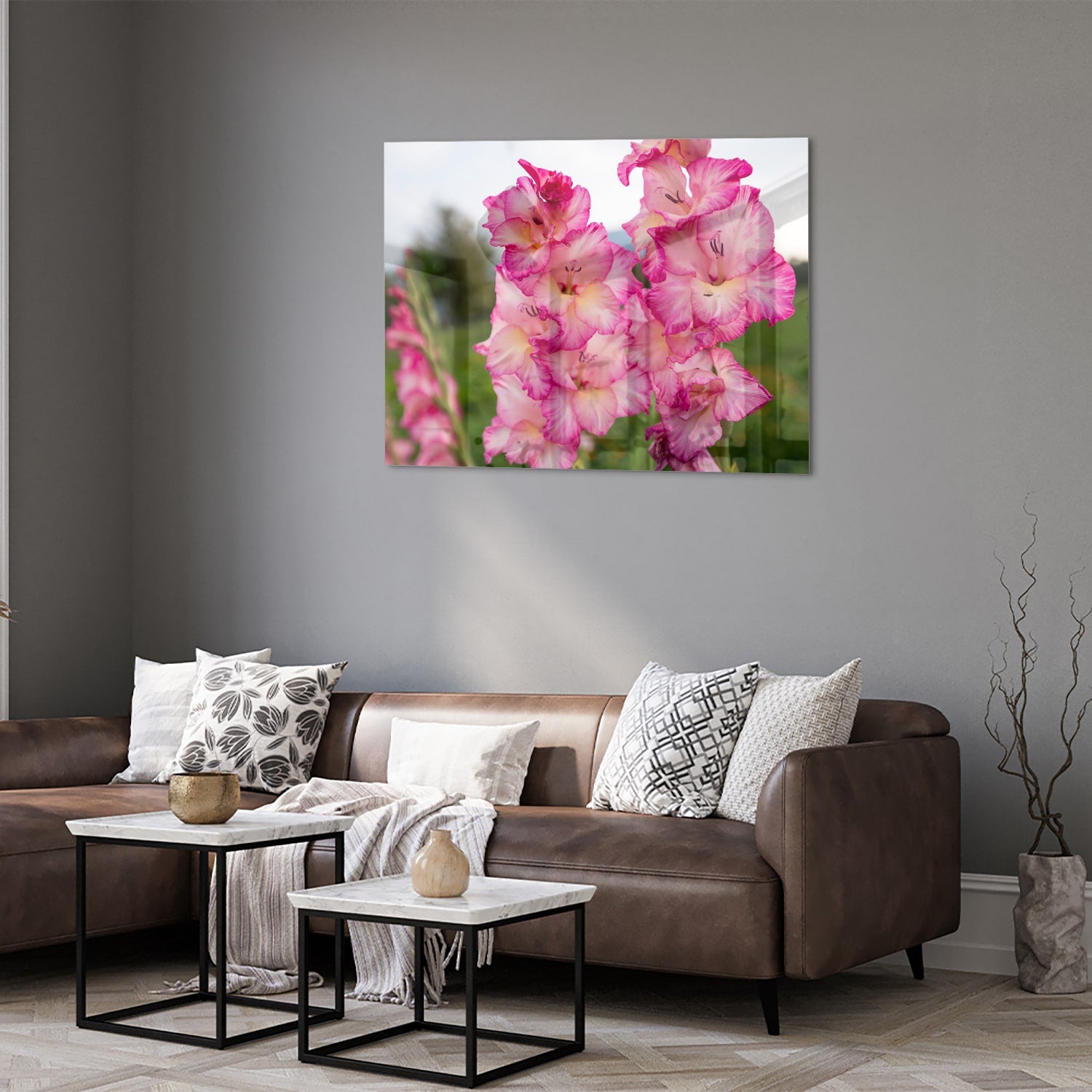 Glazen schilderij van roze gladiolen, een elegant decoratief stuk voor de muur.