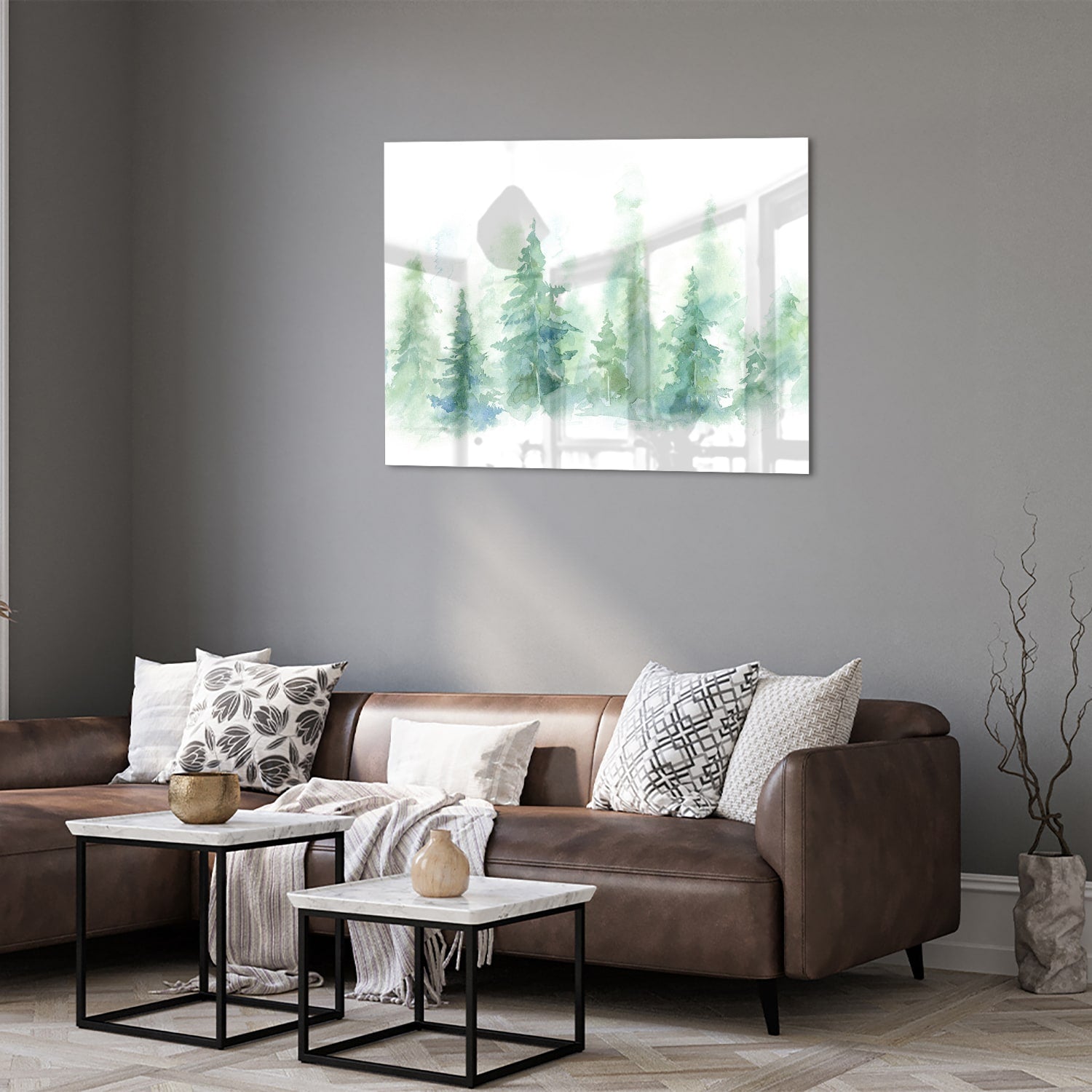Glazen schilderij met groene dennenbomen aan de muur in een modern interieur.