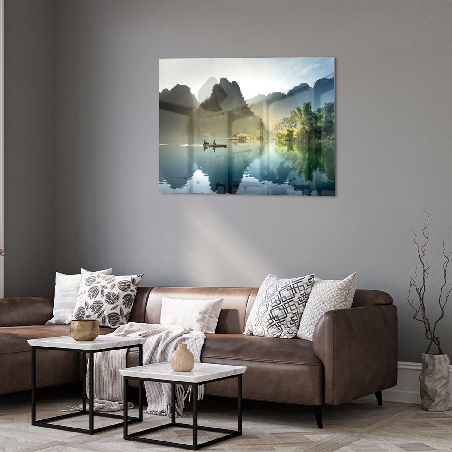 Glazen schilderij van een serene berglandschap met reflecties in het water.