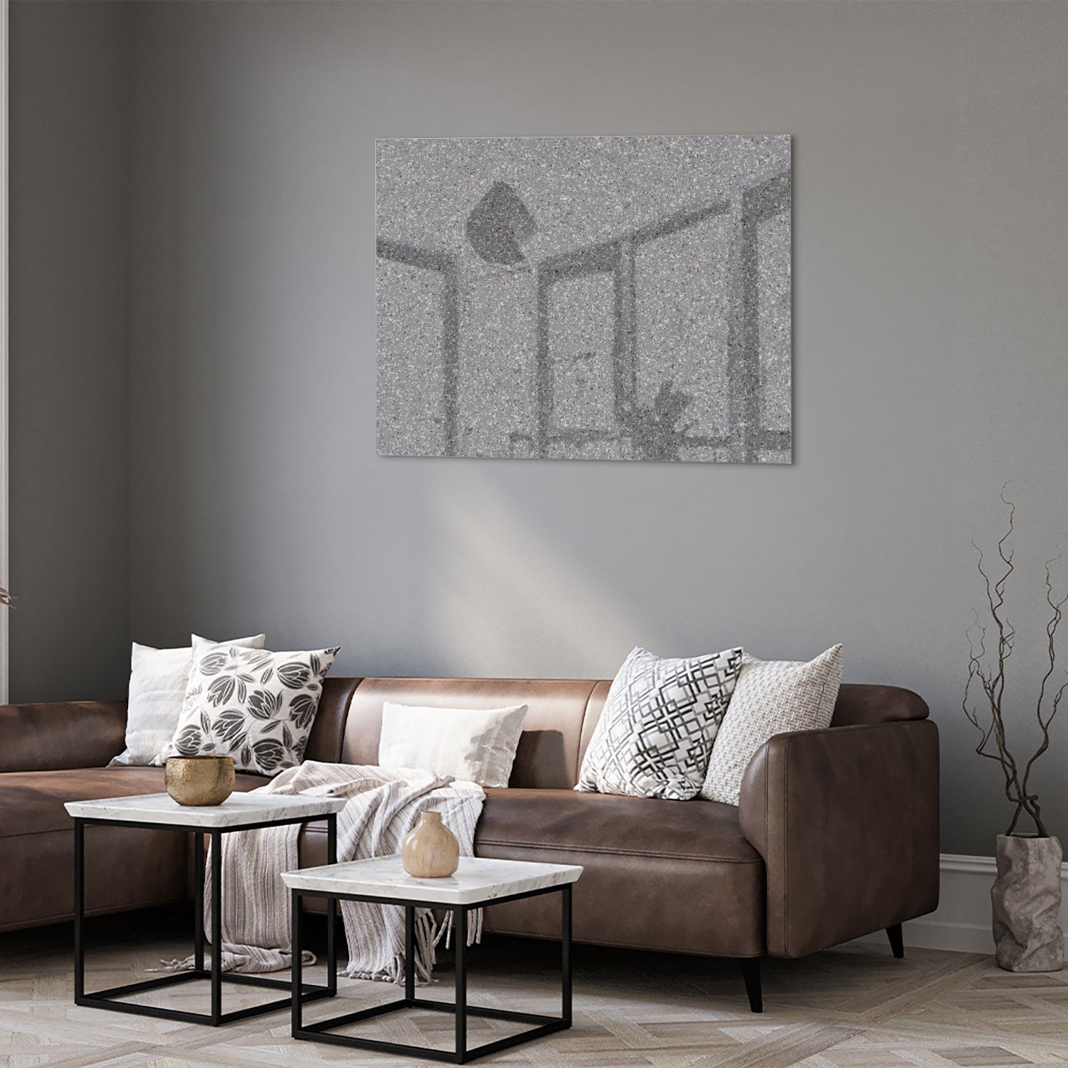 Abstract glazen schilderij in grijstinten hangt aan de muur in een moderne woonkamer.