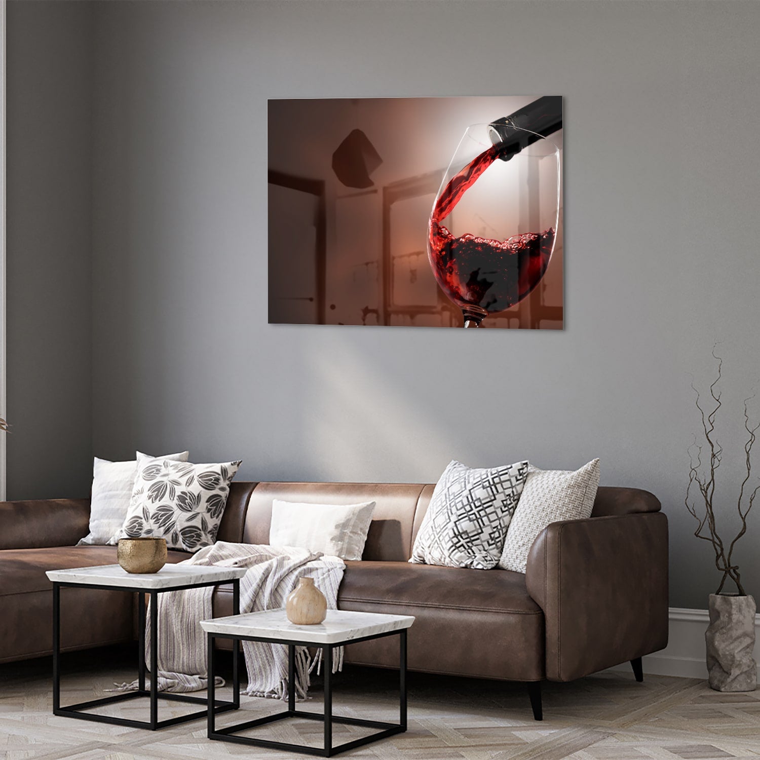 Glazen schilderij van een rode wijn die in een glas wordt ingeschonken, zichtbaar in een moderne woonkamer.