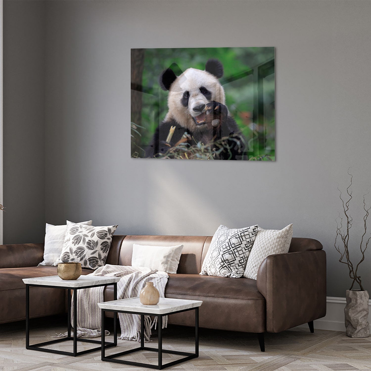 Glazen schilderij met een panda in een groene omgeving, perfect voor mooie interieurdecoratie.