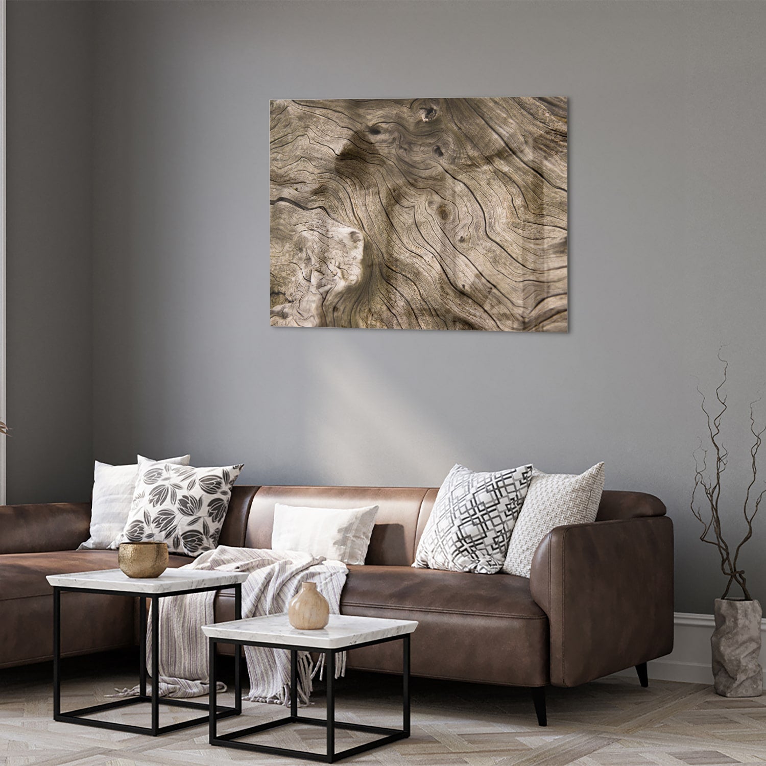 Glazen schilderij met een stijlvolle houtnerf op een witte muur.