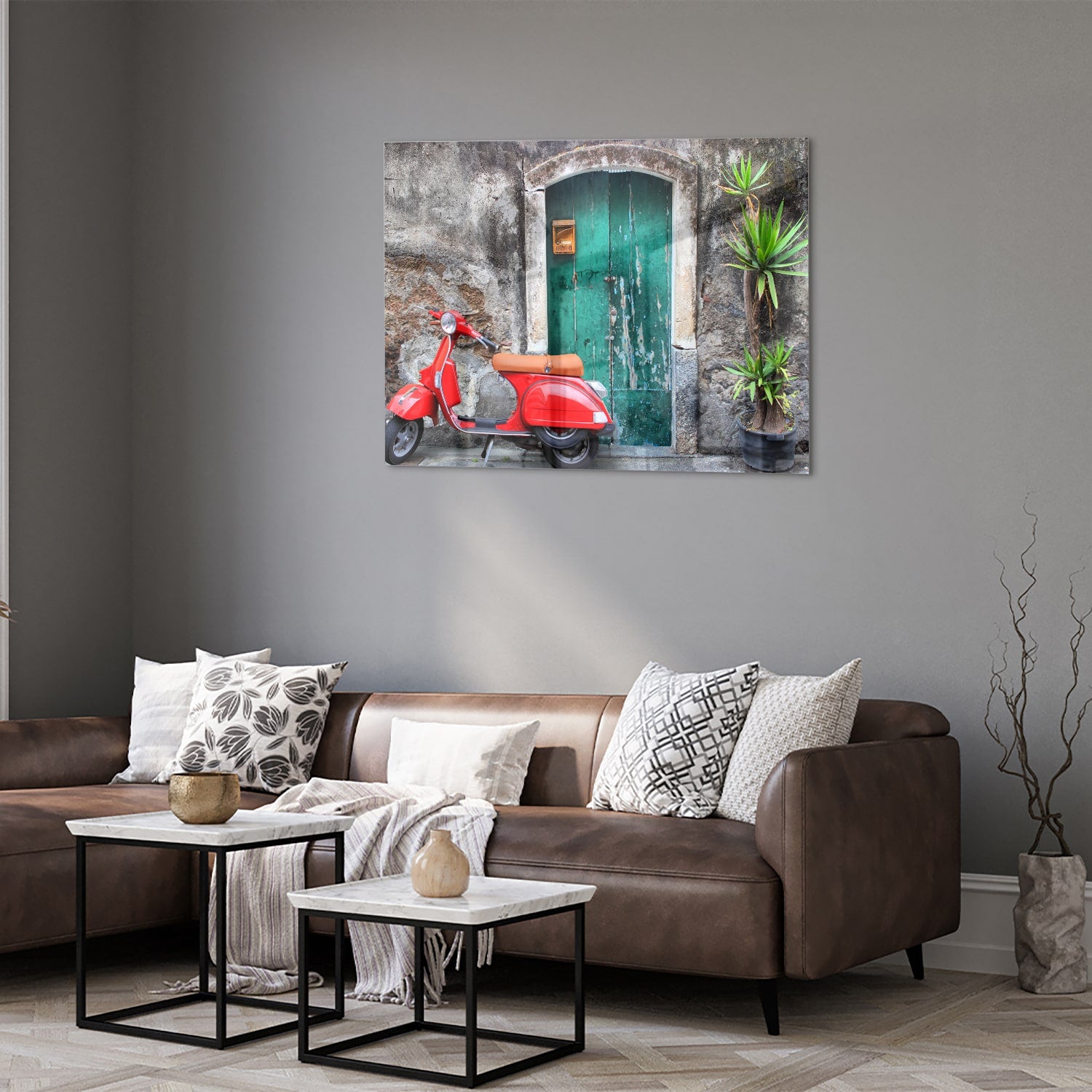 Glazen schilderij van een rode scooter voor een groene deur met planten.