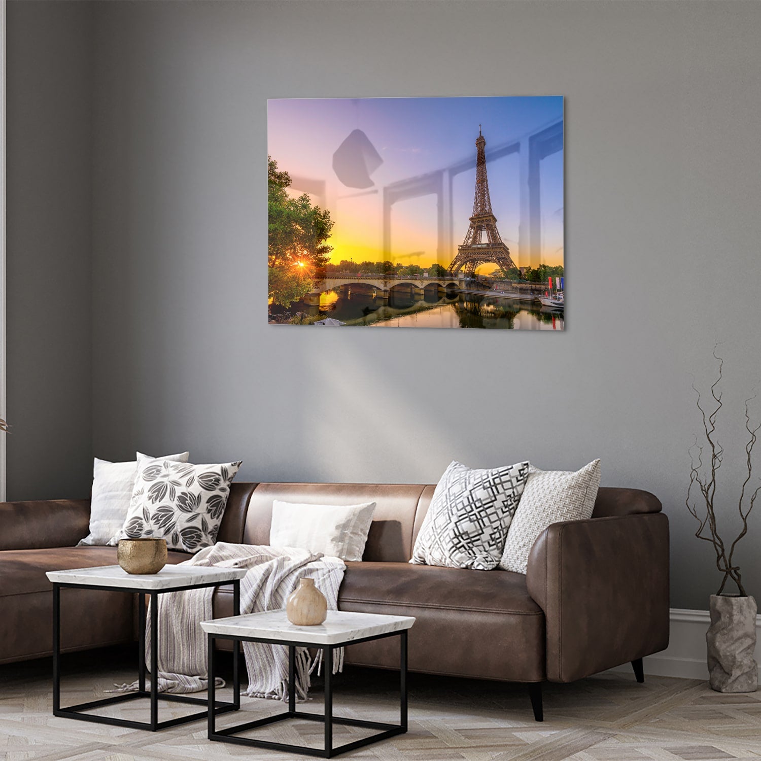 Een glazen schilderij van de Eiffeltoren bij zonsondergang, met warme kleuren.