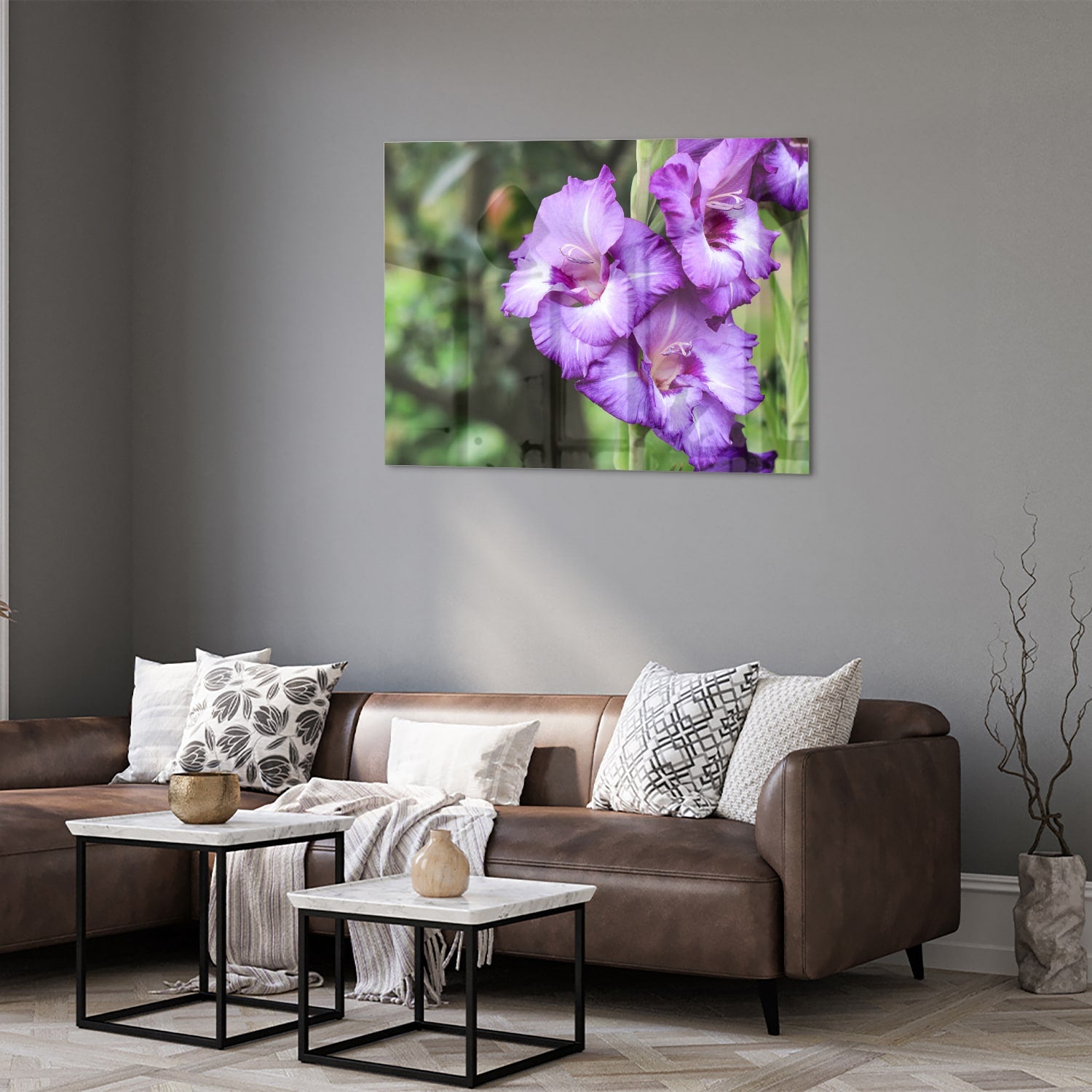 Glazen schilderij van paarse gladiolen aan de muur in een moderne woonkamer.