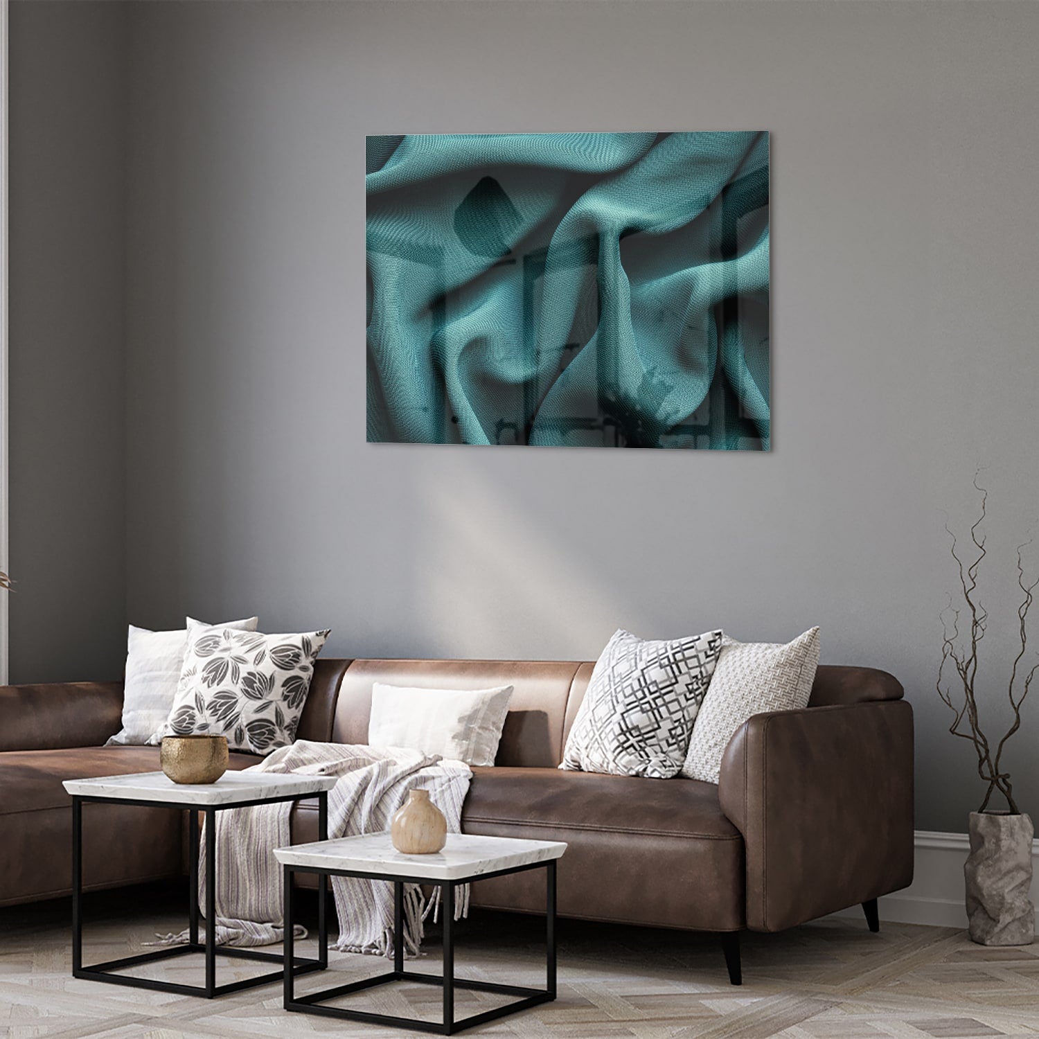 Elegante blauwgroene glazen schilderij in een moderne woonomgeving.