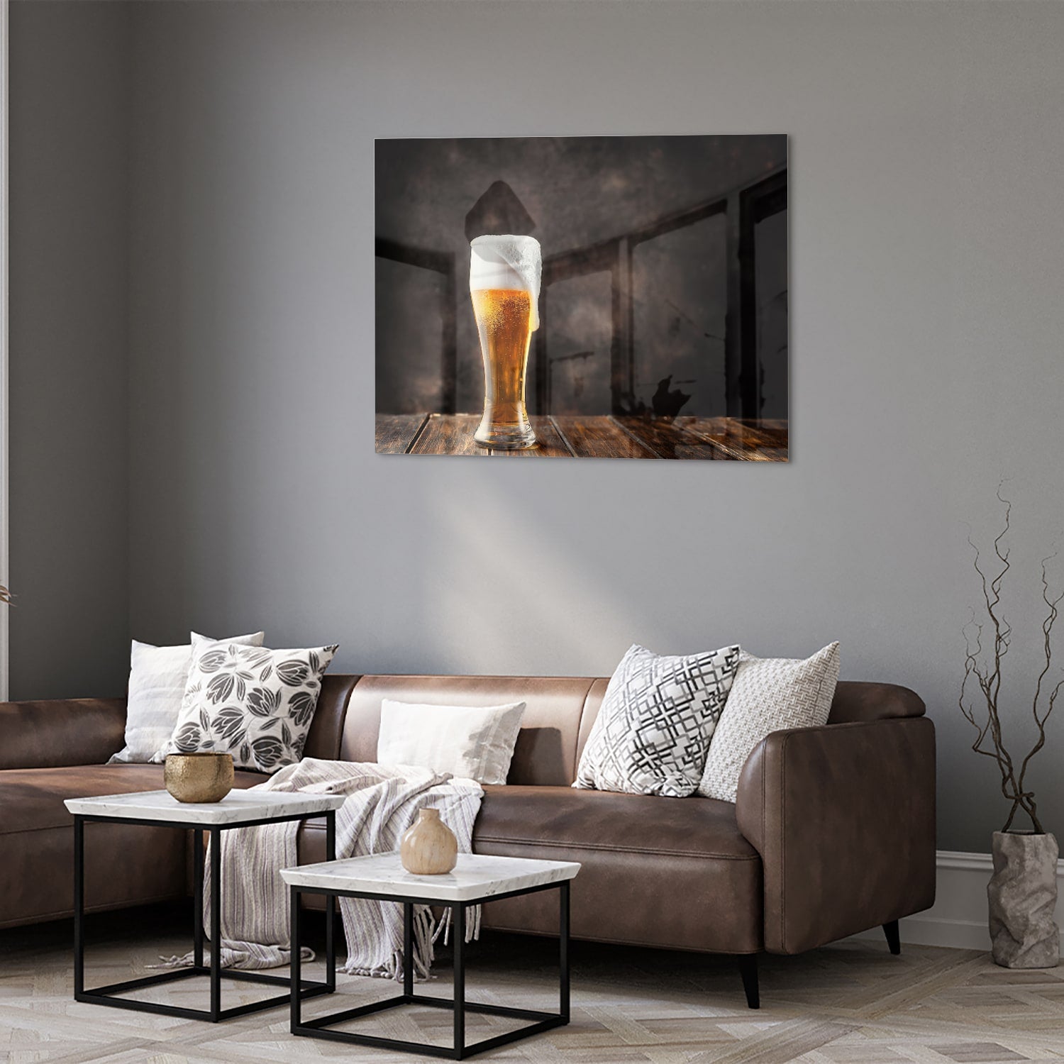 Glazen schilderij van een biertje op houten ondergrond