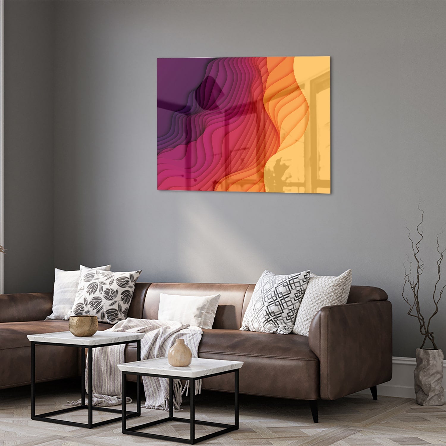 Abstract glazen schilderij met paarse en oranje golven aan de muur.