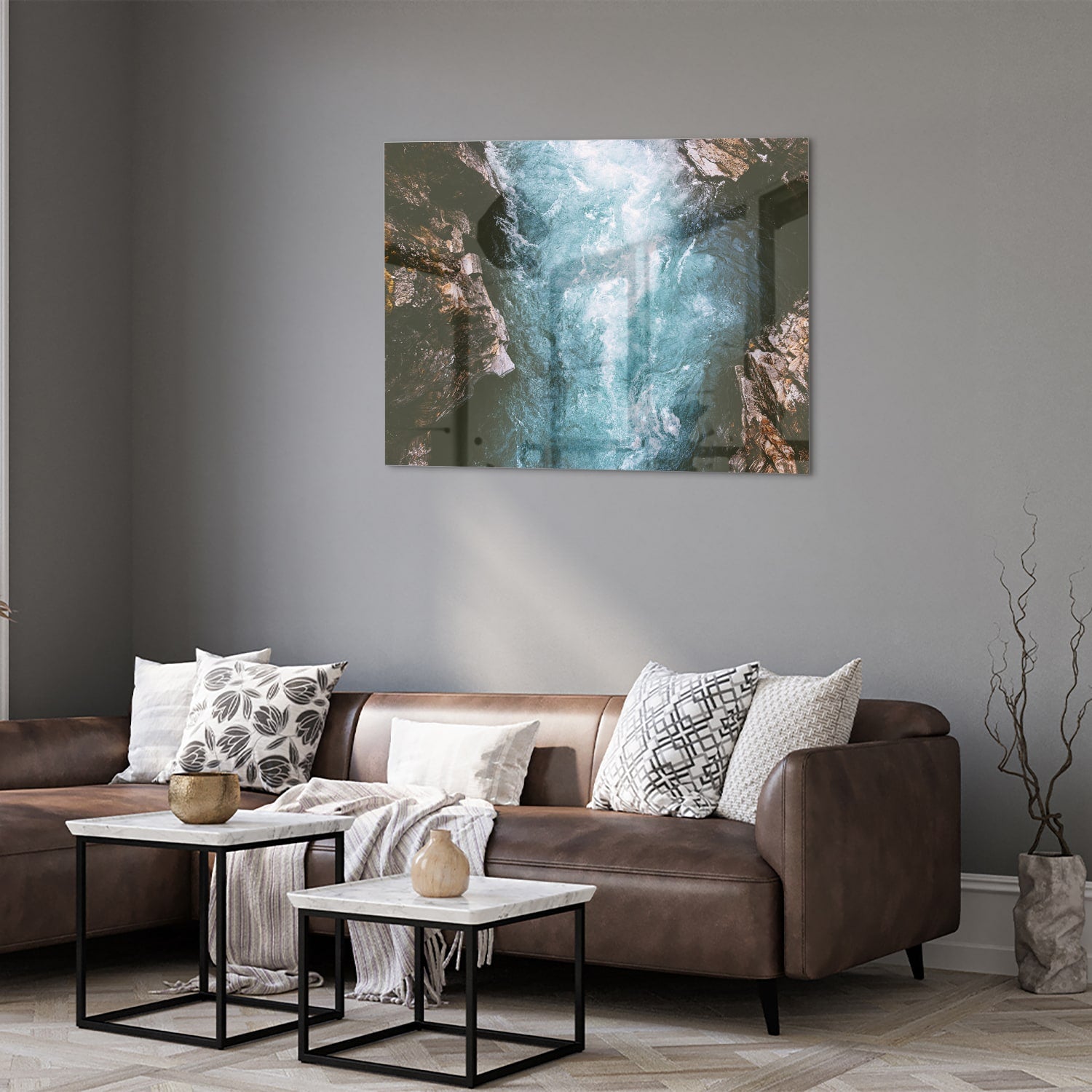 Glas schilderij van helder bergwater dat door rotsen stroomt.