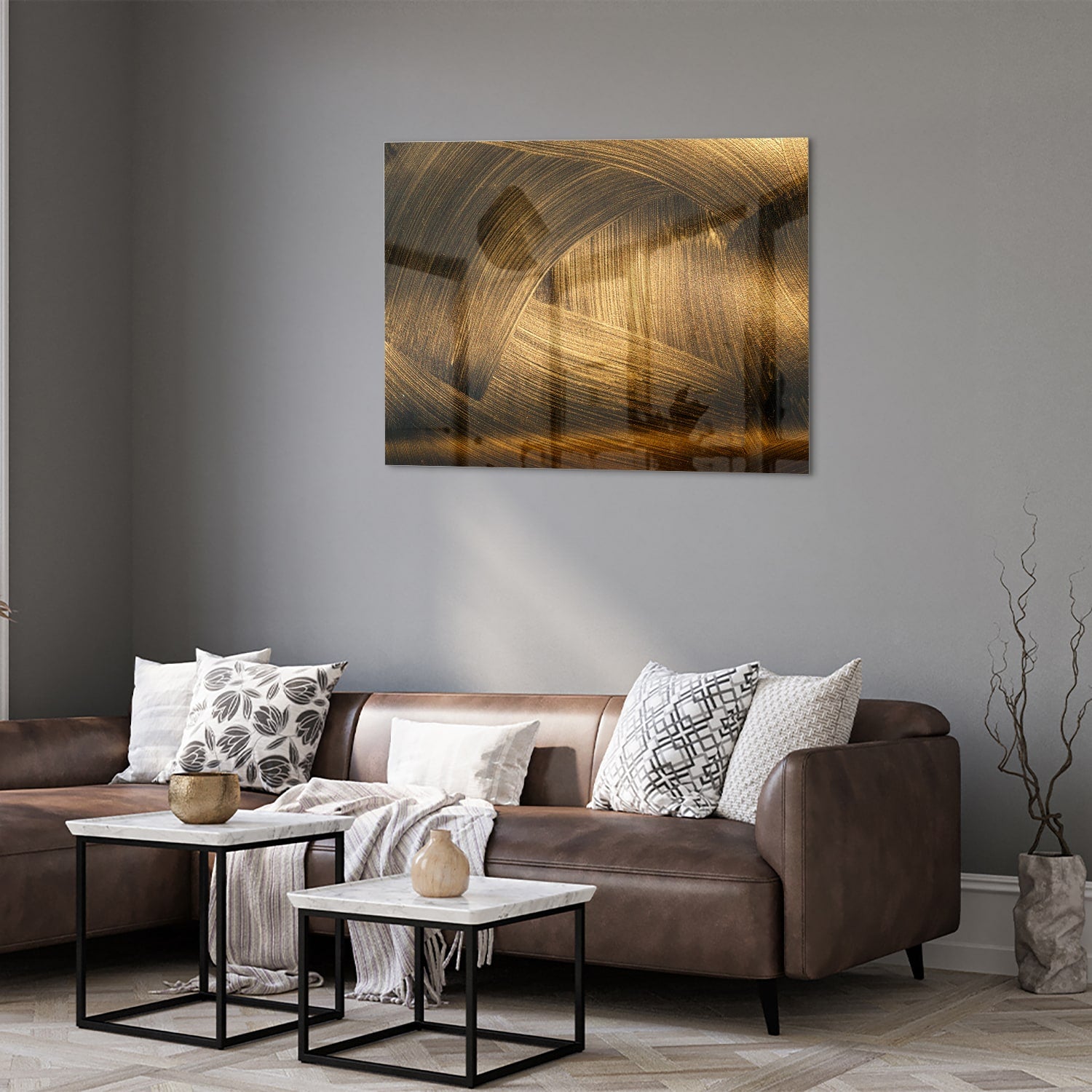 Glazen schilderij met gouden patronen aan de muur boven een houten meubel.