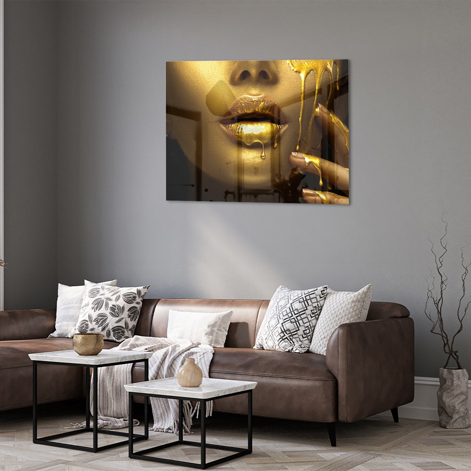 Gouden glazen schilderij van lippen met glanzende vloeistof op een muur.