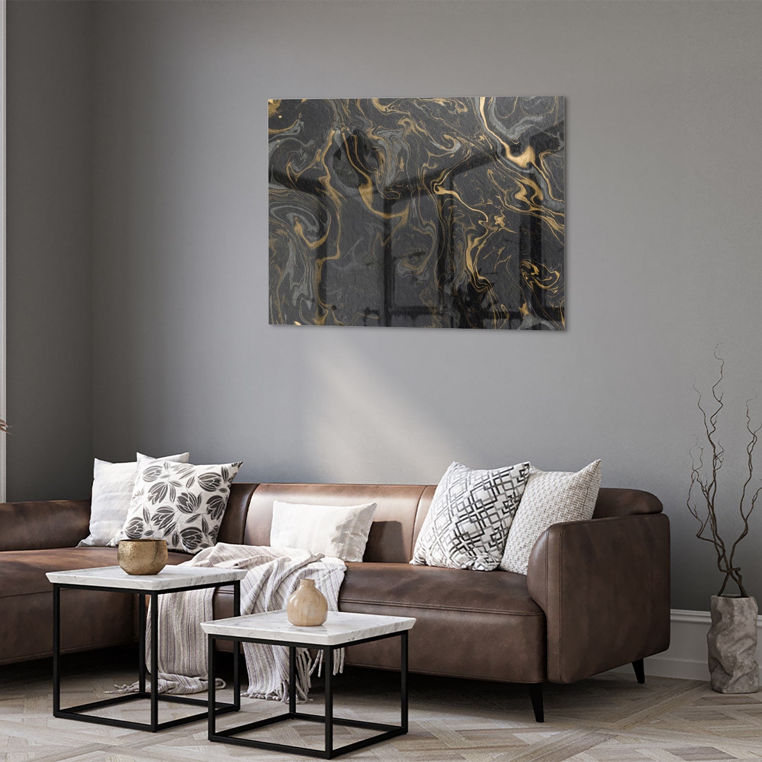 Zwart-gouden glazen schilderij met marmerachtige patronen aan de muur