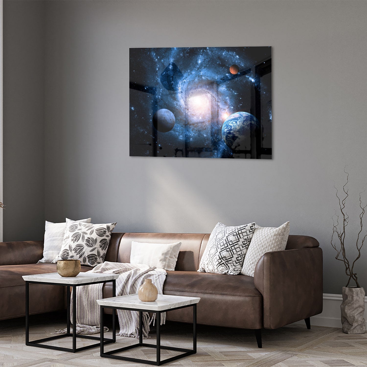 Glazen schilderij van het heelal met sterren en planeten, hangend aan de muur