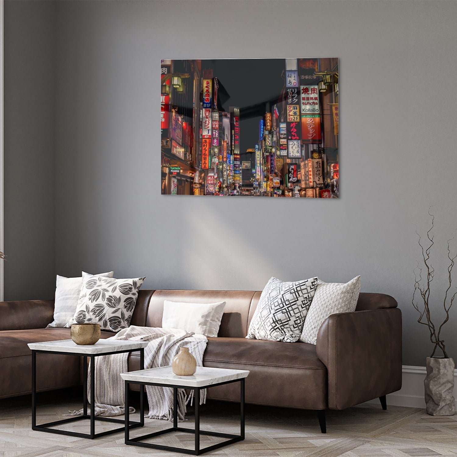 Glazen schilderij van een levendige stad met neonverlichting aan de muur in een moderne woonkamer.