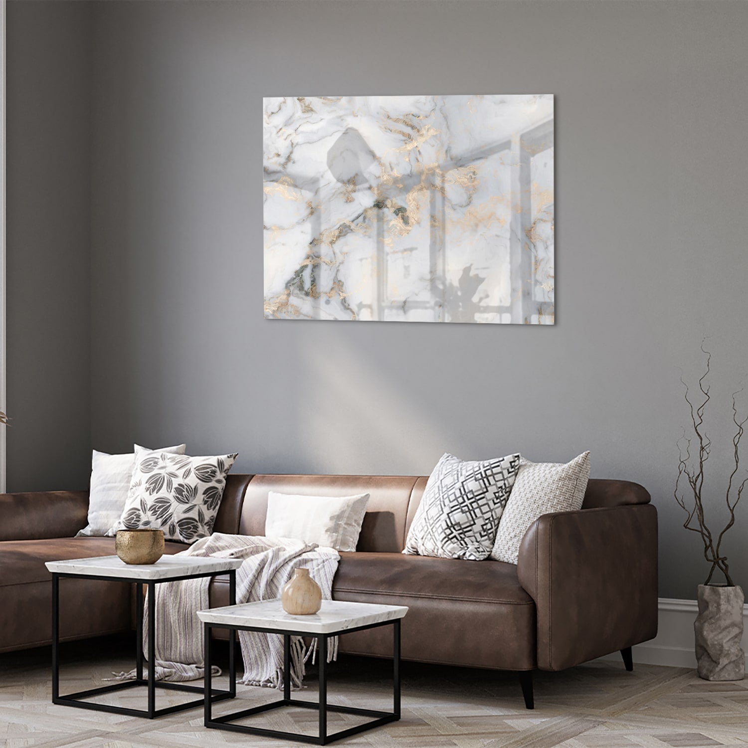 Glazen schilderij met marmerlook en gouden accenten aan de muur.
