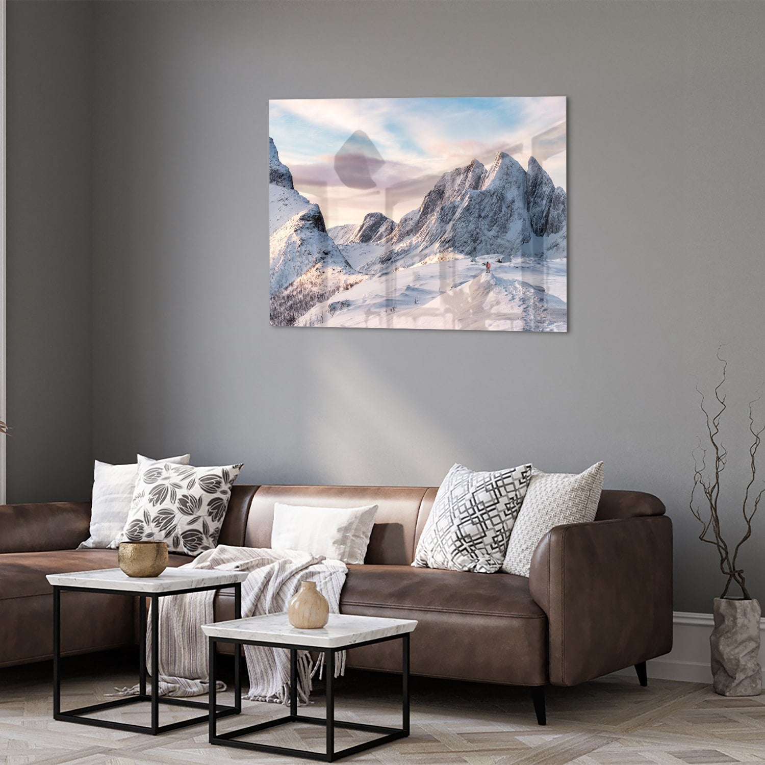 Glazen schilderij van besneeuwde bergen in een lichte woonkamer