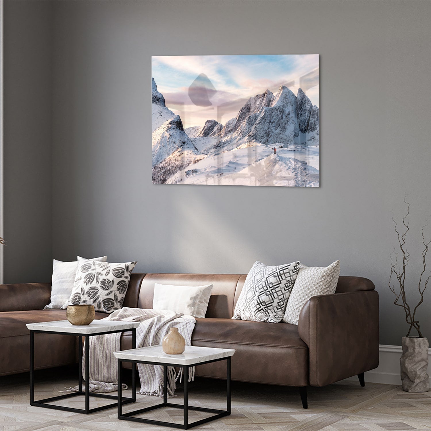 Glazen schilderij van besneeuwde bergen in een lichte woonkamer