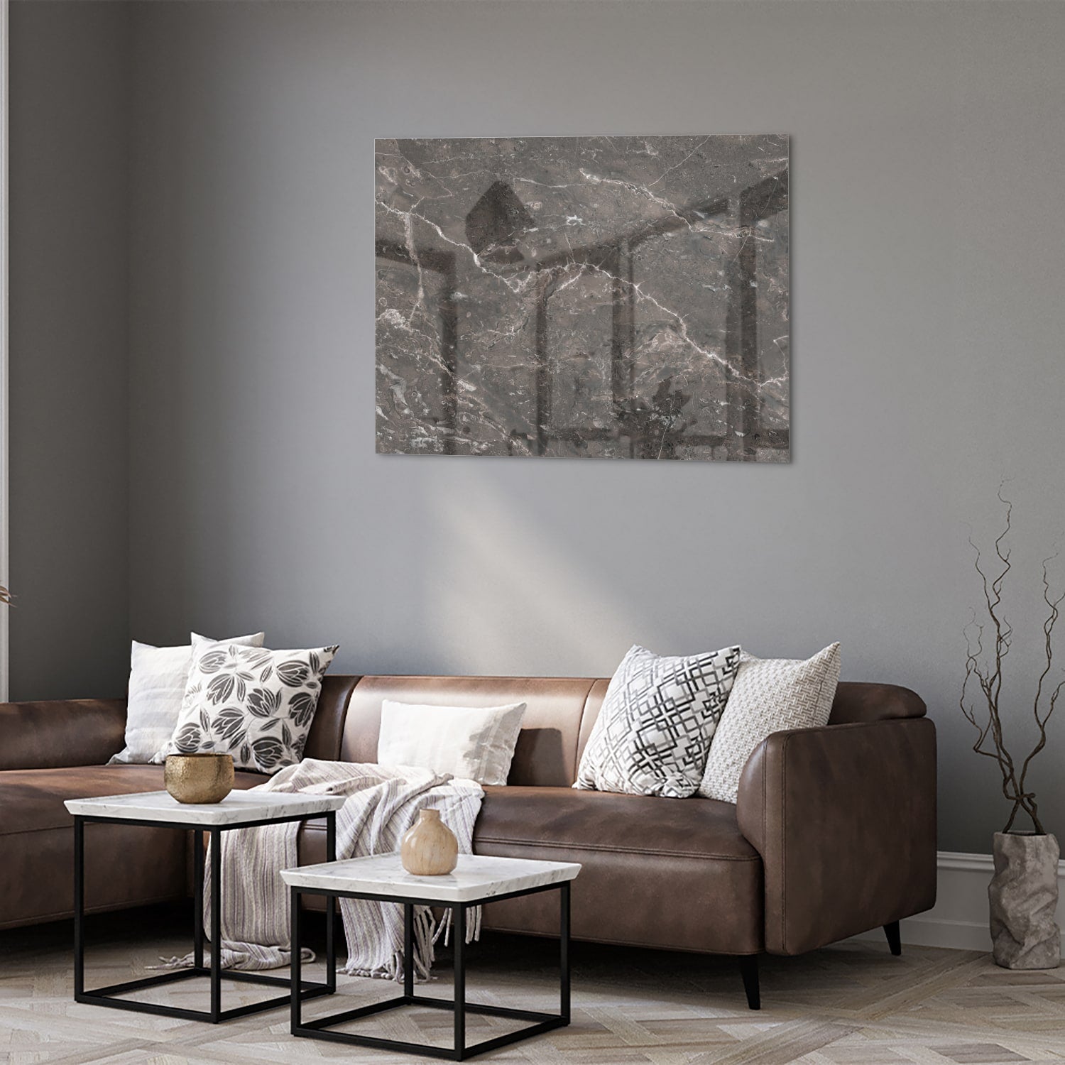 Glazen schilderij met marmerdesign in een moderne woonkamer
