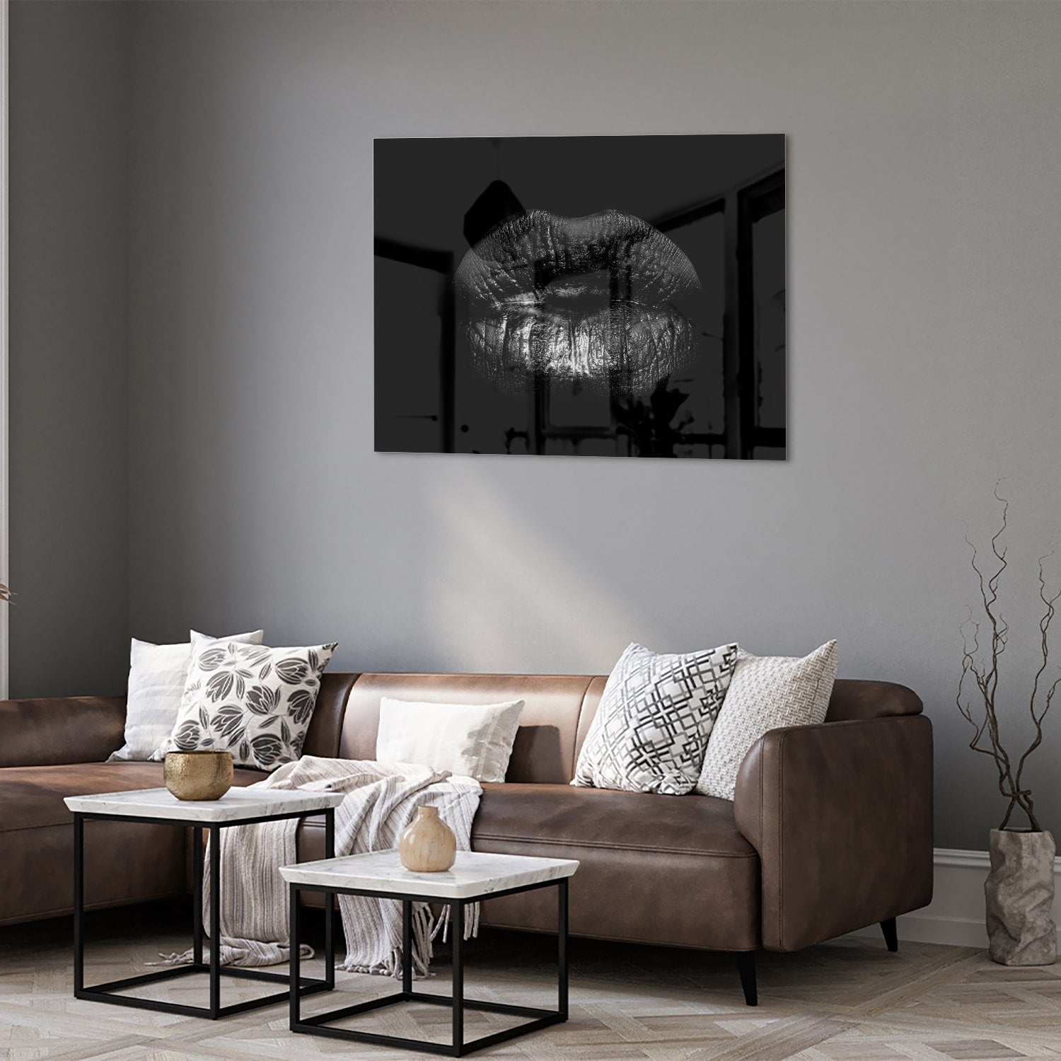 Zwart glazen schilderij met een artistieke lippenprint aan de muur.