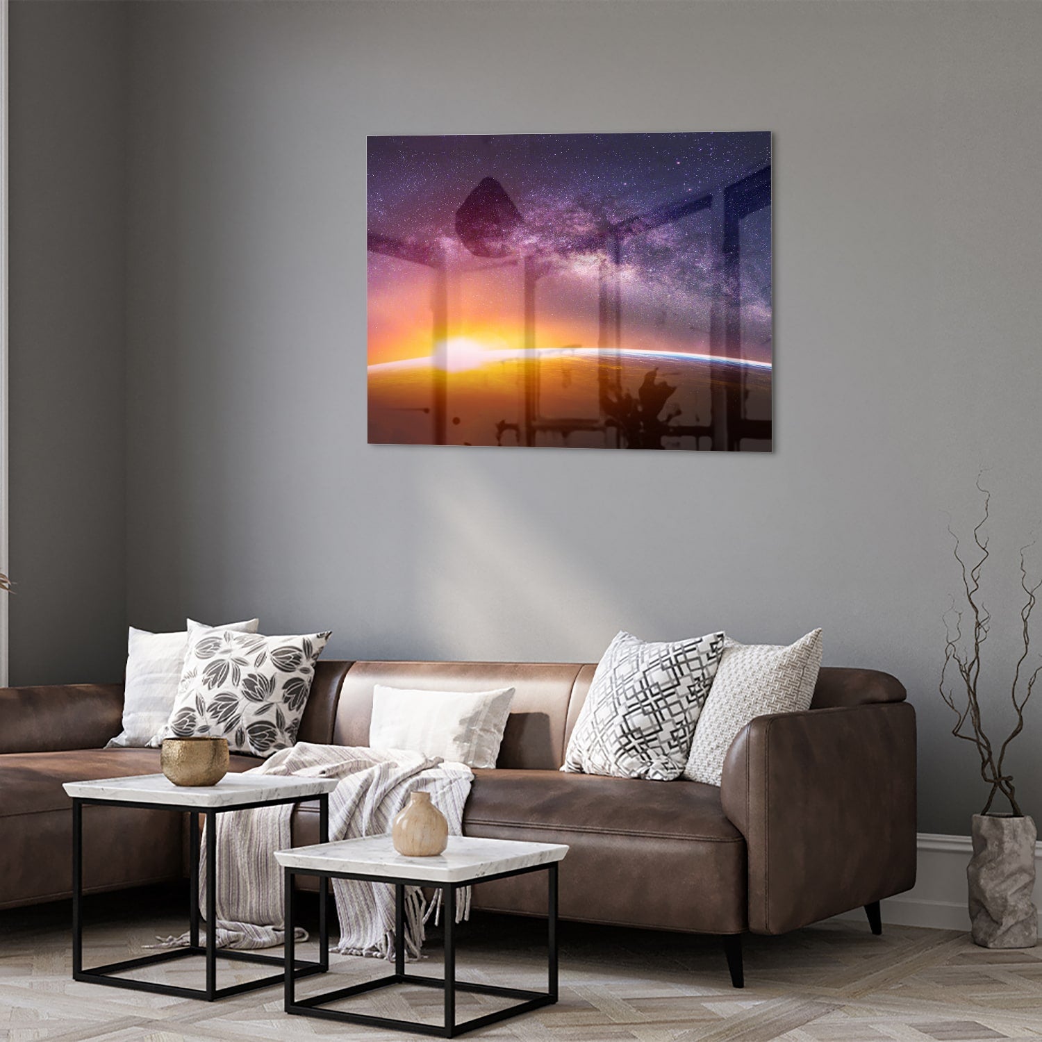 Glazen schilderij van een sterrenhemel met zonsondergang, hangt aan de muur in een stijlvolle woonkamer.
