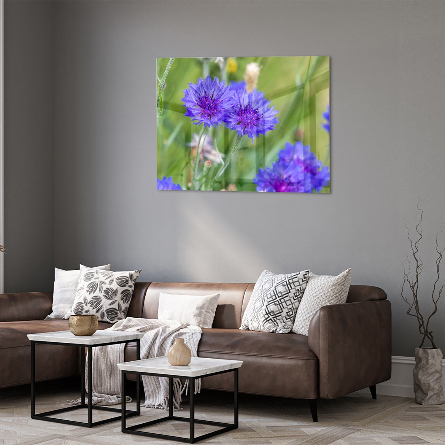 Glazen schilderij met paarse bloemen in een moderne woonkamer.