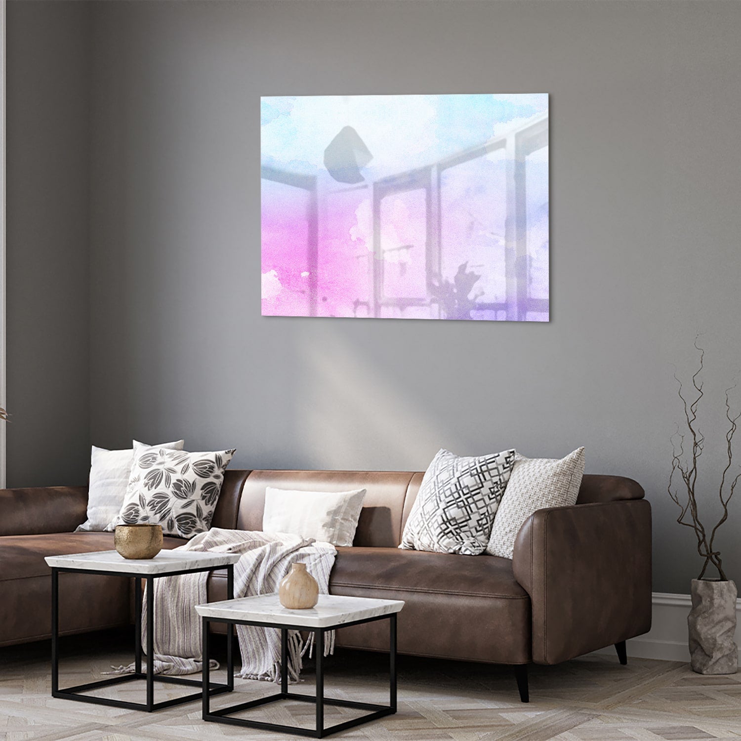 Abstract glazen schilderij met paarse en blauwe tinten aan de muur.