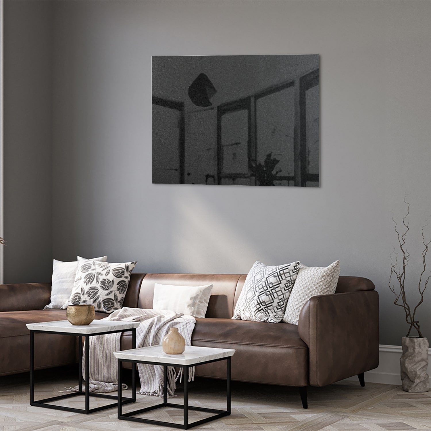 Zwart-glanzend glas schilderij aan een witte muur in een modern interieur.