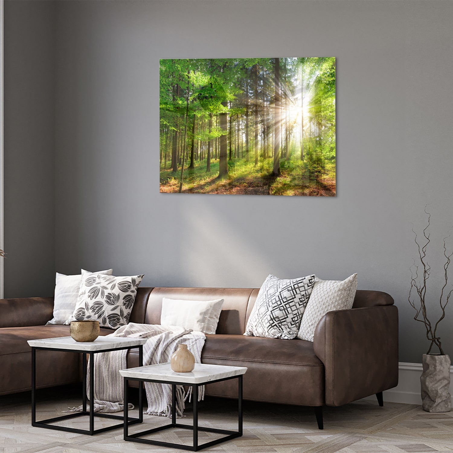 Glazen schilderij van een bos met zonnestralen op een muur.