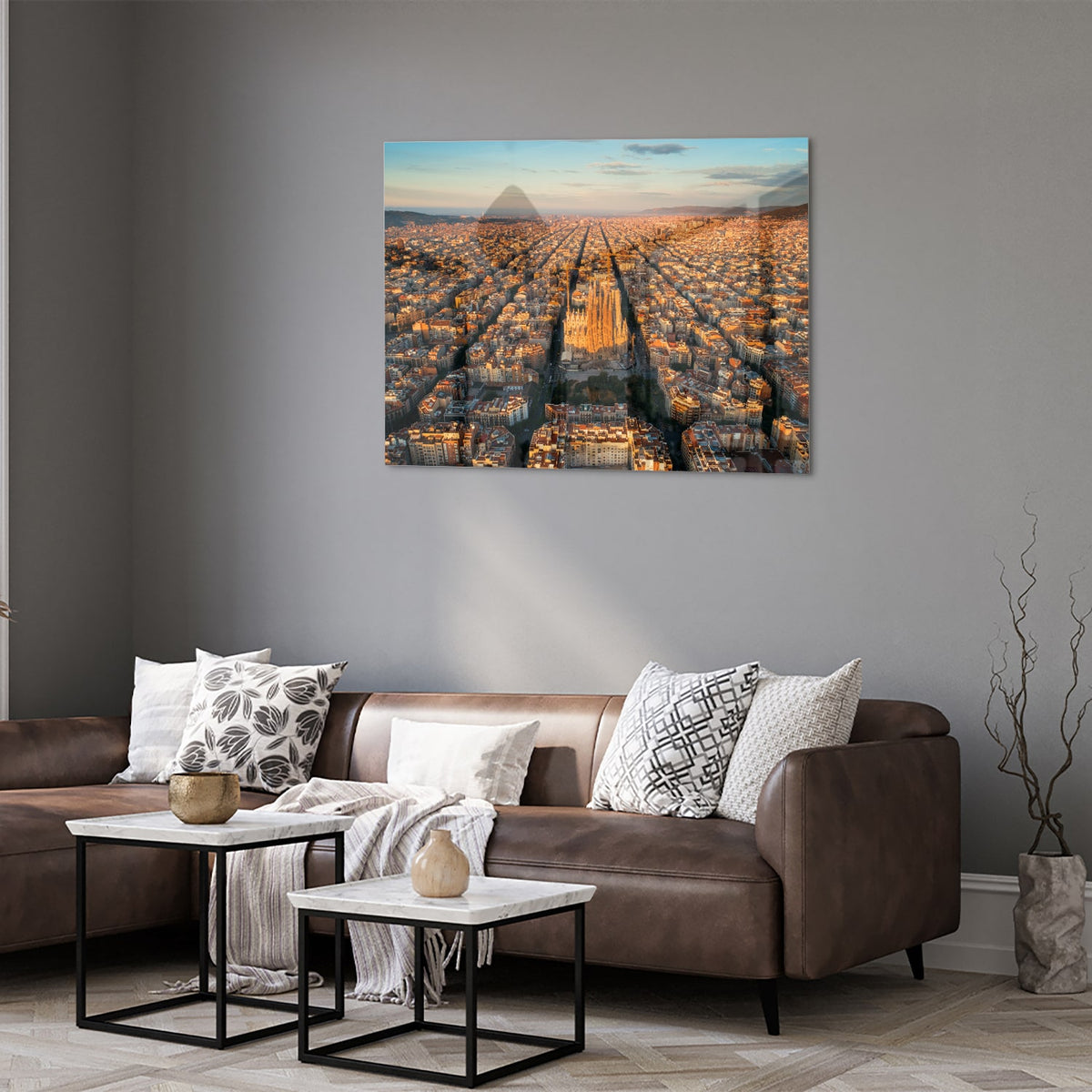 Glazen schilderij met uitzicht op een stad onder de zonsondergang