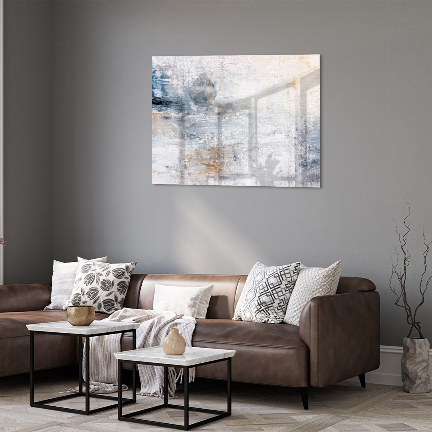 Abstract glazen schilderij met blauwe en neutrale tinten in woonkamer