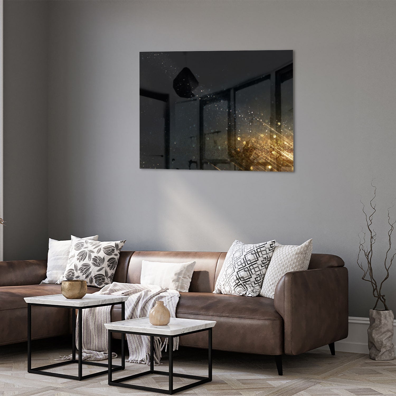 Zwart glazen schilderij met sterren en lichteffecten aan een witte muur.