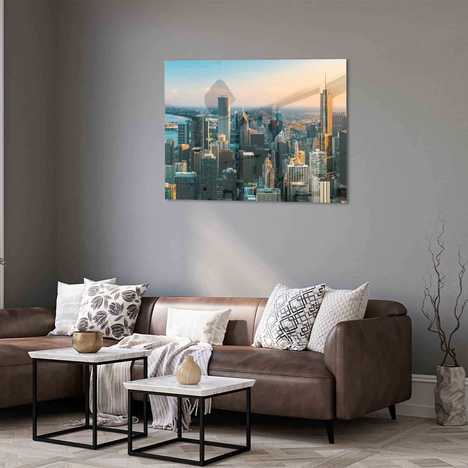 Glazen schilderij met uitzicht op een stad skyline onder een zonsondergang